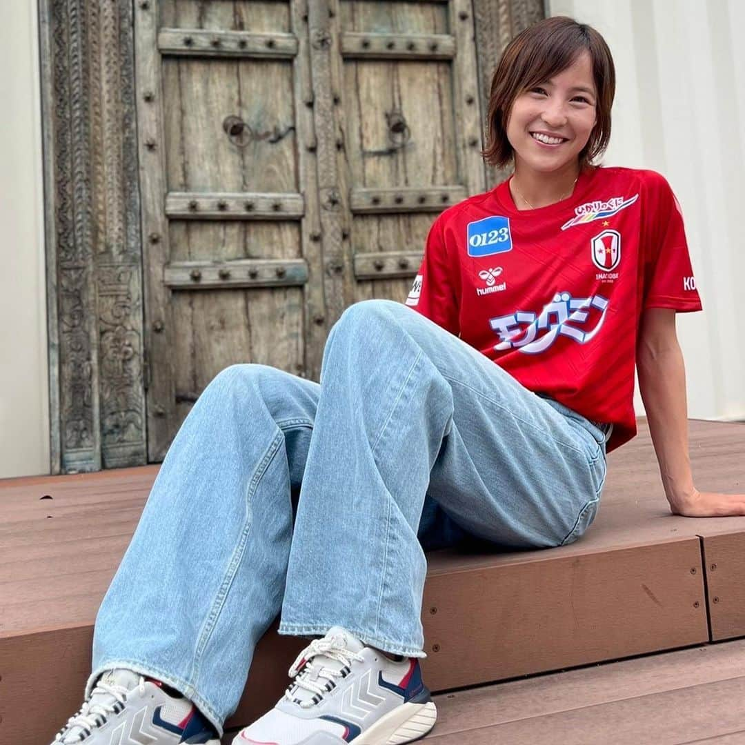 北川ひかるのインスタグラム：「. . 昨日からユニフォームの予約販売が始まりました〜⭐️ . . 私服にも合わせられちゃうよってことで 是非同じユニフォームを着て スタジアムに来てください❤️‍🔥❤️‍🔥❤️‍🔥 . . 明日からカップ戦！！ 頑張るぞ〜💪 . #inac神戸  #hummel #北川ひかる #13」