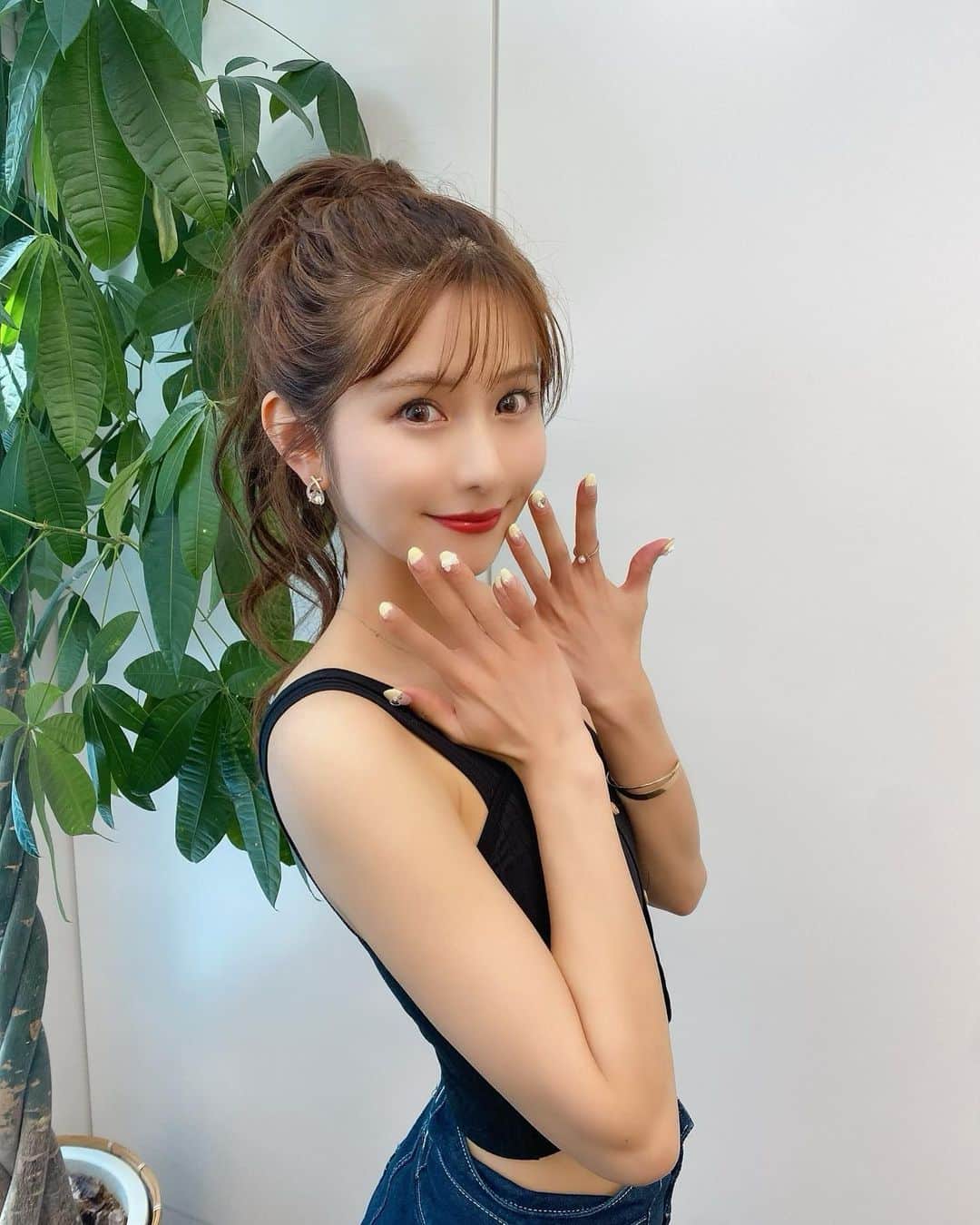 谷川愛梨のインスタグラム：「: 💅New Nail❤︎ 黄色〜🍋夏感あって可愛いっ♪ 久しぶりの @chipieee_ebisu さん🧸✨  👀Milk&Tea Cream pink🎀 色味が可愛くて最近のお気に入り✨ @lanicon_official 💎」