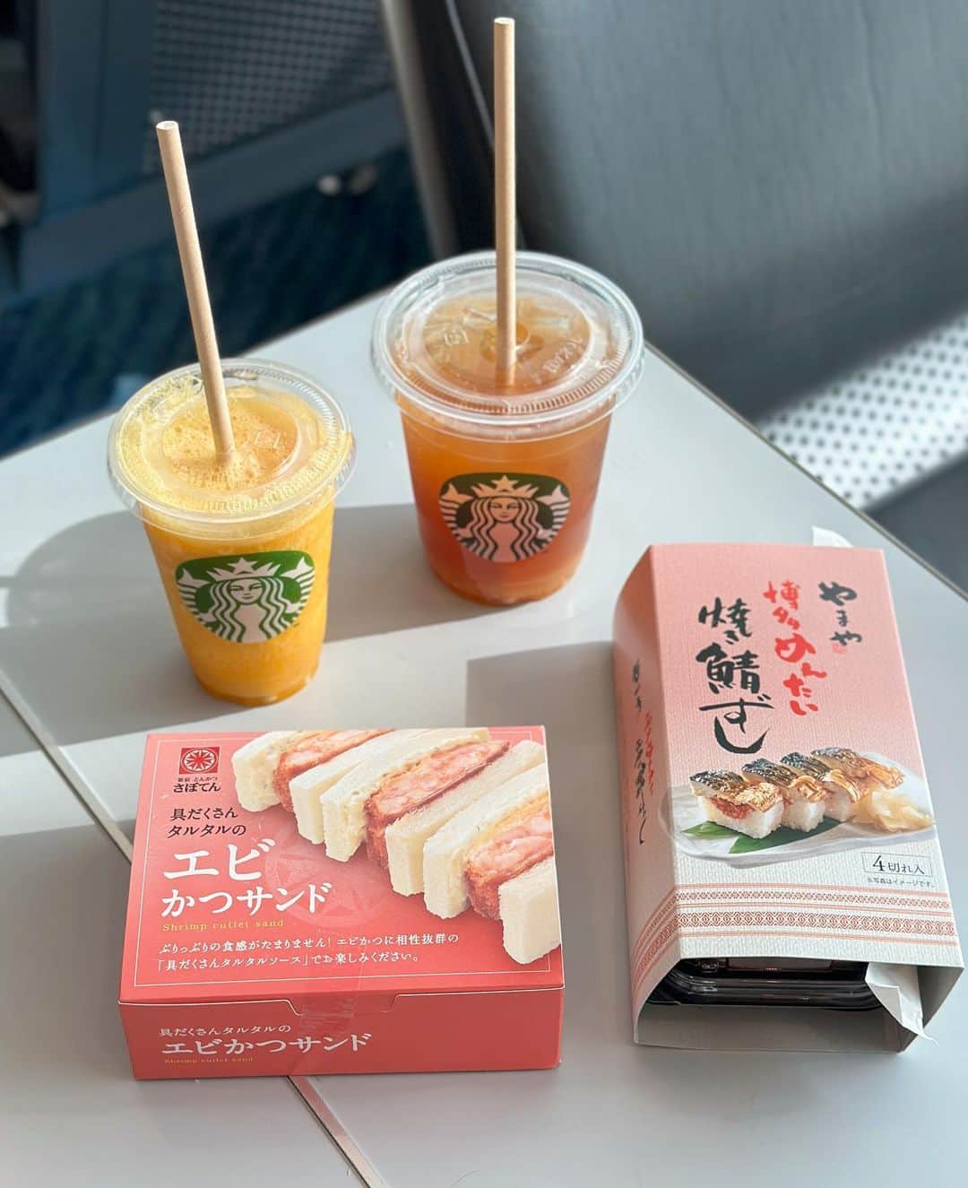 RIEさんのインスタグラム写真 - (RIEInstagram)「【 羽田 / @haneda.airport_official 】 ⁡ 国内旅行の時の空港コーデ🛩️ 朝発だとびびって早く着きすぎちゃうのあるある☁️ ⁡ 毎度ながらスタバに行って休憩してます☕️🗽 今回はお腹空いてて朝食も買ったけど 飲み物と食べ物の組み合わせの適当さよ🙈← ⁡ ⁡ DMでも質問が多かったのが 肩紐がチュールになってて 大人ガーリーな感じに一目惚れした @violettaofficial_jp の フリンジチュールリボンビスチェ🖤 ⁡ @epineofficial のiPhoneケースと ロゴキャップの相性も抜群でしたとさ🧢🫶🏼 ⁡ ⁡ 旅行情報はここから👇🏼 #rietabi_trip ⁡ ⁡ 次の連休はどこに行こうかな？と迷った時は Lemon8で保存しておいたスポットから探してます🍋 Lemon8 👉🏼 話題の旅先やスポットを保存 Instagram 👉🏼 巡り方や参考になる撮り方を保存 という感じで最近は使い分けて使ってます🧡 ⁡ ⁡ ⁡ ⁡ ⁡ ⁡ ⁡ #国内旅行 #羽田空港 #羽田空港第2ターミナル #スーツケース #キャリーケース #空港ファッション #空港コーデ #機内コーデ #ヘッドホン #ヘッドフォン #キャップコーデ #大人ガーリー #ootd #traveler #hanedaairport #hanedaairport✈️ #ad #lemon8japan #lemon8travel」8月26日 16時25分 - rie_tabi