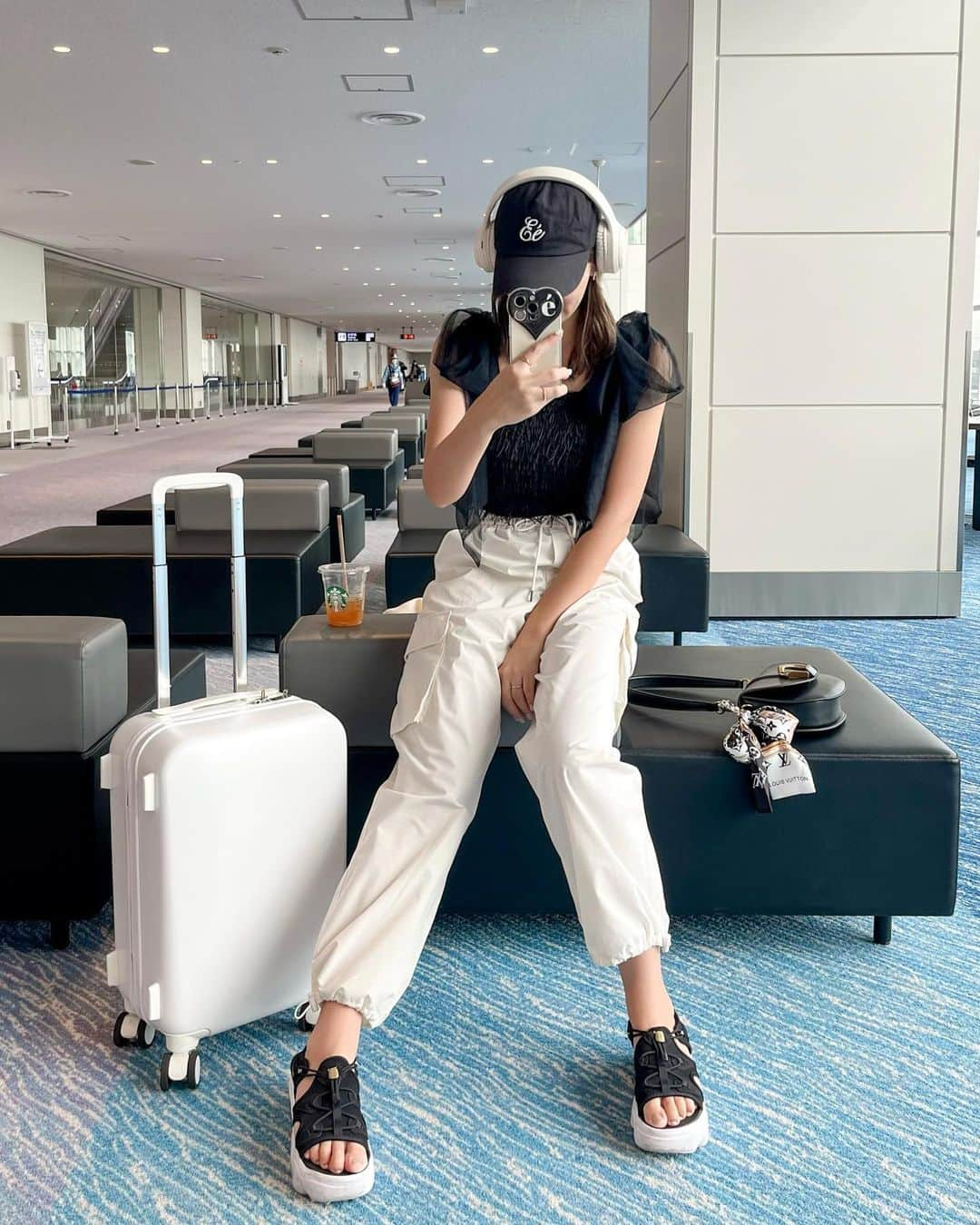 RIEさんのインスタグラム写真 - (RIEInstagram)「【 羽田 / @haneda.airport_official 】 ⁡ 国内旅行の時の空港コーデ🛩️ 朝発だとびびって早く着きすぎちゃうのあるある☁️ ⁡ 毎度ながらスタバに行って休憩してます☕️🗽 今回はお腹空いてて朝食も買ったけど 飲み物と食べ物の組み合わせの適当さよ🙈← ⁡ ⁡ DMでも質問が多かったのが 肩紐がチュールになってて 大人ガーリーな感じに一目惚れした @violettaofficial_jp の フリンジチュールリボンビスチェ🖤 ⁡ @epineofficial のiPhoneケースと ロゴキャップの相性も抜群でしたとさ🧢🫶🏼 ⁡ ⁡ 旅行情報はここから👇🏼 #rietabi_trip ⁡ ⁡ 次の連休はどこに行こうかな？と迷った時は Lemon8で保存しておいたスポットから探してます🍋 Lemon8 👉🏼 話題の旅先やスポットを保存 Instagram 👉🏼 巡り方や参考になる撮り方を保存 という感じで最近は使い分けて使ってます🧡 ⁡ ⁡ ⁡ ⁡ ⁡ ⁡ ⁡ #国内旅行 #羽田空港 #羽田空港第2ターミナル #スーツケース #キャリーケース #空港ファッション #空港コーデ #機内コーデ #ヘッドホン #ヘッドフォン #キャップコーデ #大人ガーリー #ootd #traveler #hanedaairport #hanedaairport✈️ #ad #lemon8japan #lemon8travel」8月26日 16時25分 - rie_tabi