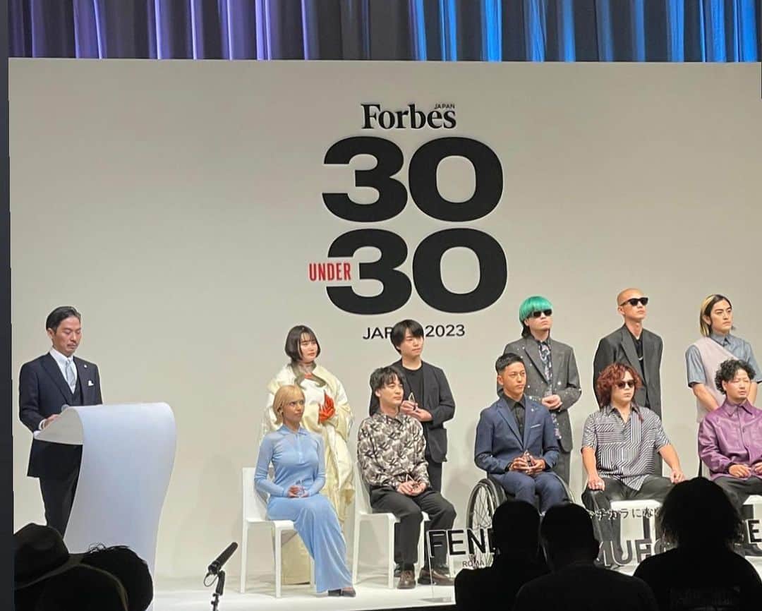 坂東工さんのインスタグラム写真 - (坂東工Instagram)「『Forbes Japan 30 under 30 2023』の司会を務めさせていただきました🤵🏻‍♂️  会場には時代を牽引する若きエネルギーが充満⤴️ 第一部、第二部共にとっても盛り上がりました⤴️  楽屋が同じだった受賞者のきゅんくんさん @kyun_kun やシャララジマさん　@lalazima_ の素敵な人柄に癒されながら、たくさんの受賞者と親交を深めることができました🌹  @kroi_official の皆さん写真撮れずにすみませんでした🙏  改めて 受賞者の皆様 おめでとうございます🎊 これからのご活躍をご祈念しております🤵🏻‍♂️🌹  ステキなセレモニーを制作してくださった @forbesjapan  の皆様に心から感謝します🌹  また良き日にお会いしましょう！  #forbes #30under30」8月26日 16時25分 - takumimoriyabando