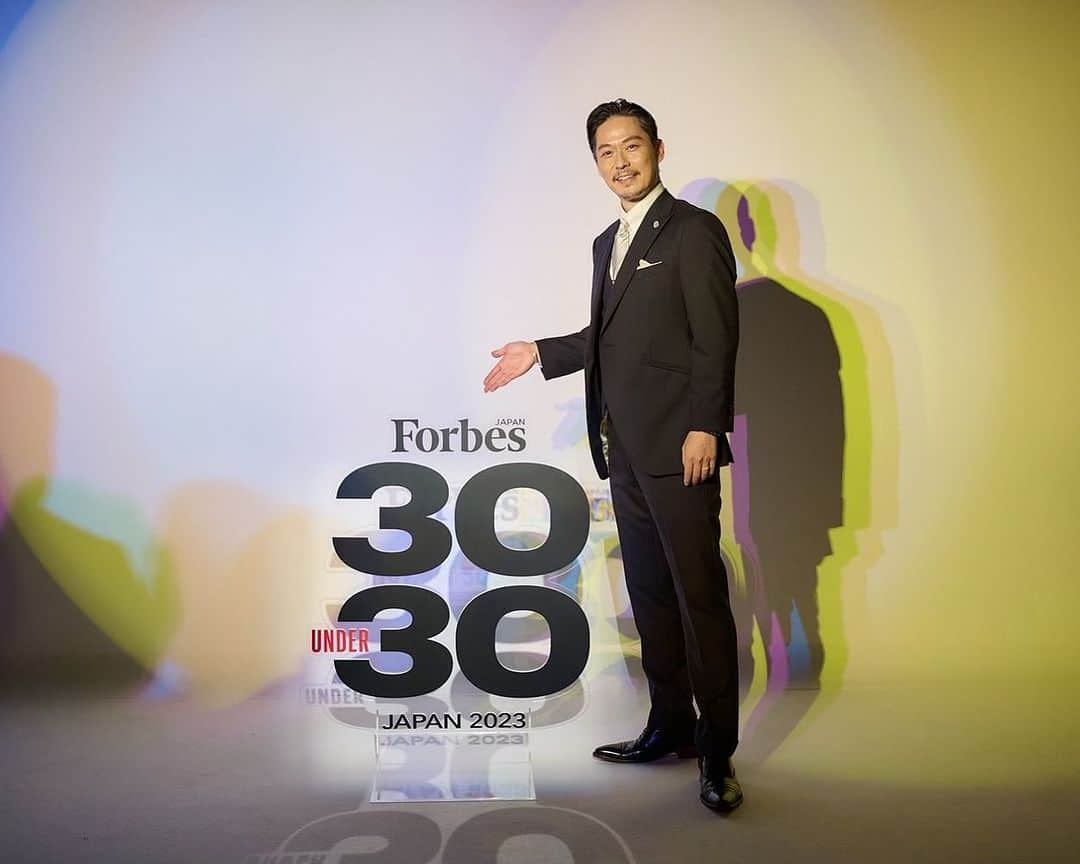坂東工のインスタグラム：「『Forbes Japan 30 under 30 2023』の司会を務めさせていただきました🤵🏻‍♂️  会場には時代を牽引する若きエネルギーが充満⤴️ 第一部、第二部共にとっても盛り上がりました⤴️  楽屋が同じだった受賞者のきゅんくんさん @kyun_kun やシャララジマさん　@lalazima_ の素敵な人柄に癒されながら、たくさんの受賞者と親交を深めることができました🌹  @kroi_official の皆さん写真撮れずにすみませんでした🙏  改めて 受賞者の皆様 おめでとうございます🎊 これからのご活躍をご祈念しております🤵🏻‍♂️🌹  ステキなセレモニーを制作してくださった @forbesjapan  の皆様に心から感謝します🌹  また良き日にお会いしましょう！  #forbes #30under30」