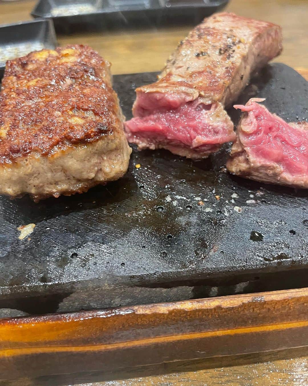 黒田愛美さんのインスタグラム写真 - (黒田愛美Instagram)「#やっぱりステーキ 🥩  こんなお店があるんだ😳‼️ コスパがやばい😆  富士山の天然溶岩🔥 で自分好みに 焼き上げるスタイル。  お肉はこんな安いのに柔らかくて普通に美味しくてびっくりした！😆😋  しかもキャベツとご飯🍚 おかわり自由なんだけど 白米だけじゃなくて 雑穀米的なのもちゃんとあってすごい！🤩  ヘルシーだし、 女性1人でも来れるお店🩷  私は #やっぱりコンボ 🥩🍴 （やっぱりステーキと やっぱりハンバーグ100gづつ のセット） にしてみたよ❣️  いやー大満足🥰  @yappari_steak   #沖縄グルメ #グルメ #ステーキ #コスパがすごい #沖縄 #沖縄生活 #2拠点生活 #美容アンチエイジング専門医 #黒田愛美」8月26日 16時26分 - kurodaaimi