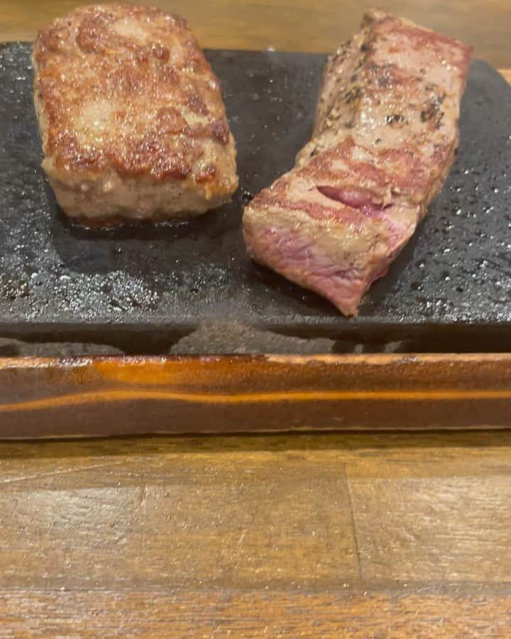 黒田愛美のインスタグラム：「#やっぱりステーキ 🥩  こんなお店があるんだ😳‼️ コスパがやばい😆  富士山の天然溶岩🔥 で自分好みに 焼き上げるスタイル。  お肉はこんな安いのに柔らかくて普通に美味しくてびっくりした！😆😋  しかもキャベツとご飯🍚 おかわり自由なんだけど 白米だけじゃなくて 雑穀米的なのもちゃんとあってすごい！🤩  ヘルシーだし、 女性1人でも来れるお店🩷  私は #やっぱりコンボ 🥩🍴 （やっぱりステーキと やっぱりハンバーグ100gづつ のセット） にしてみたよ❣️  いやー大満足🥰  @yappari_steak   #沖縄グルメ #グルメ #ステーキ #コスパがすごい #沖縄 #沖縄生活 #2拠点生活 #美容アンチエイジング専門医 #黒田愛美」