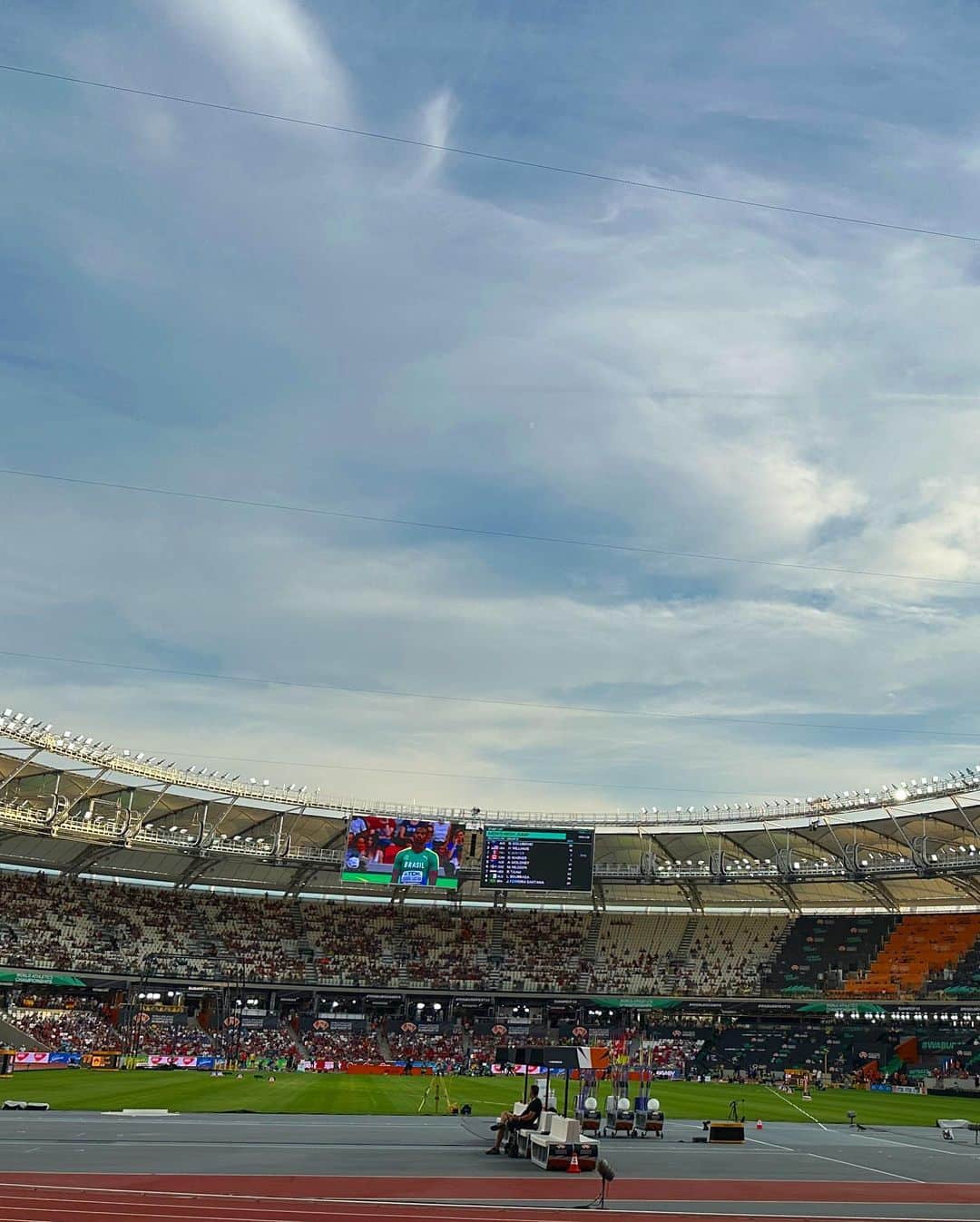 新田朝子さんのインスタグラム写真 - (新田朝子Instagram)「#世界陸上2023 @wabudapest23  🇭🇺Day 7 evening session🏃‍♂️ 昨夜ブダペスト・ハンガリーの会場へ、観に行ってきました。  初めて観に行った陸上の大会で、歴史的瞬間に立ち会うことができました。北口選手の金メダル、本当に感動しました🥹🥇周りに座っていた他の国の観戦者からもおめでとうと声をかけてもらえたり、北口選手の優勝の瞬間はいっしょに喜んでくれたりして、会場で競技を通して人と人が繋がる瞬間もすごく良かった。感無量で、一夜明けても余韻に浸っています。(同じ道産子としても、とっても嬉しい)  日本人として、日本の旗を掲げる喜びも噛み締めました🇯🇵 パリ五輪内定🇫🇷もおめでとうございます！！！！  感動を、ありがとう。 そして素晴らしい頑張りを見せてくれ、たくさんの勇気と感動をくれた、全ての選手の皆さんに拍手👏👏👏  スポーツっていいな。心が震える時間でした。  #世界陸上 #ブダペスト #ハンガリー #スポーツ観戦 #スポーツ好きな人と繋がりたい #槍投げ #投擲 #金メダル #日本人初   #worldathleticschamps #harukakitaguchi #hungary #budapest」8月26日 16時36分 - asako.nitta