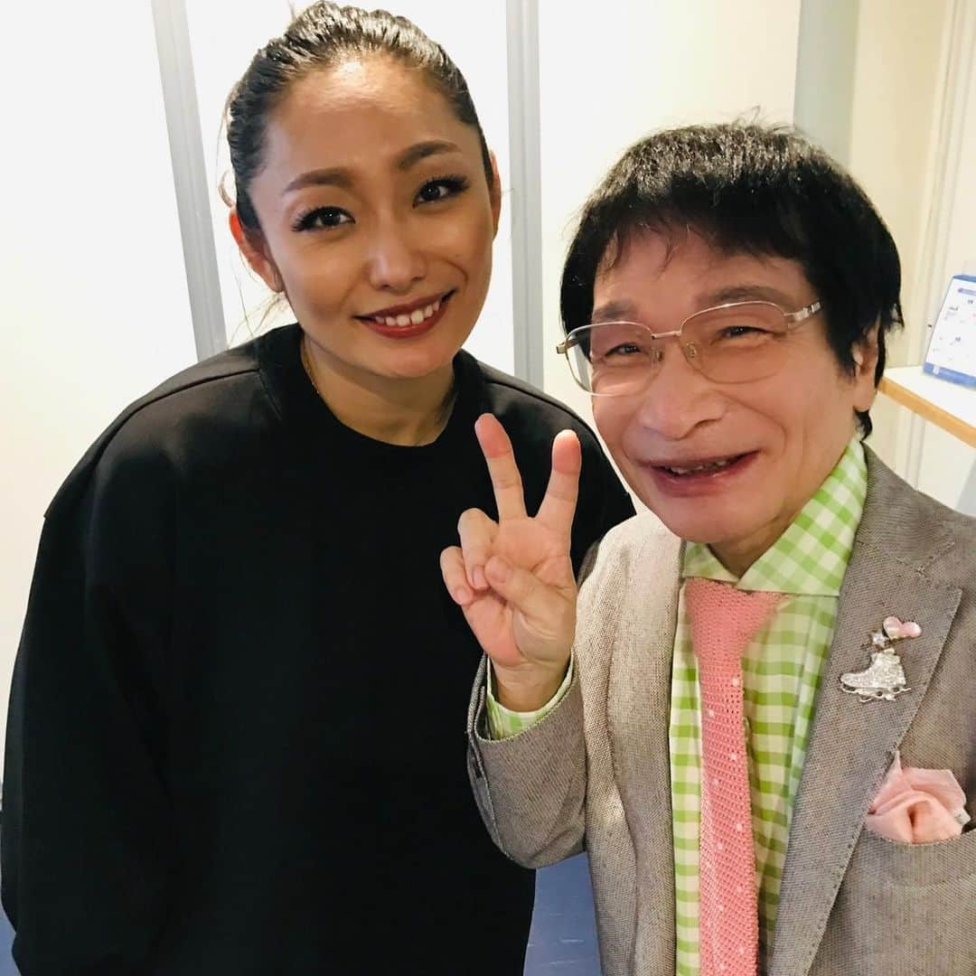 尾木直樹のインスタグラム：「安藤美姫さんとツーショット！！ーー新横浜で開催されているフレンズ・オン・アイスを見に行ったよ！まるでミュージカルの舞台を観ているような、ここでしか観られない組み合わせやプログラムもたくさんあって素晴らしいアイスショーでした⛸️楽しくて楽しくて、時間があっという間🕰️間近でみるフィギュアスケートの魅力と技術と迫力に圧倒されました〜^ ^ ｰ #フレンズオンアイス #安藤美姫 さんと#ツーショット #フィギュアスケート #アイスショー #最高 #楽しい時間 #新横浜」