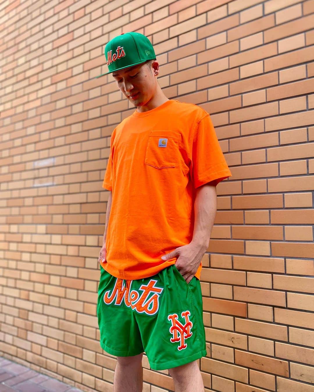GROW AROUNDのインスタグラム：「「CARHARTT」 ざっくりとした着心地が人気を博すポケットTシャツに新色が加わりました👍  サイズ、カラー豊富に取り揃えております💁‍♂️  WEBUPも完了しております🔥  #growaround #carhartt」