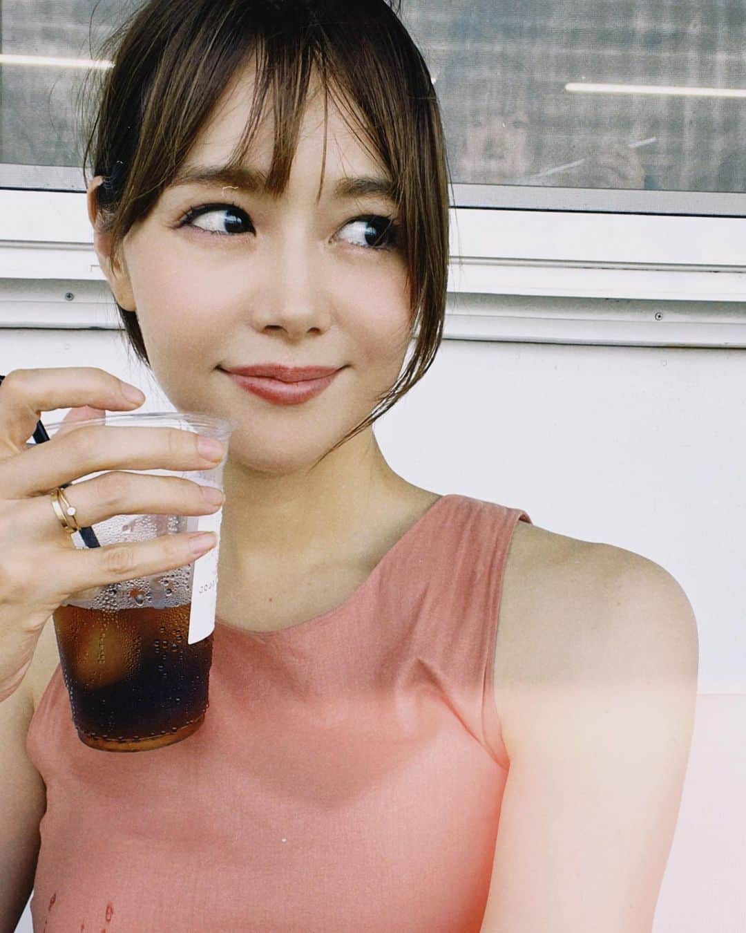 日下部ゆいこのインスタグラム：「. . 牛乳を大量にぶちまけられ 花火の炭をつけられ 砂をかけられ この手に持っている アイスコーヒーもこぼし(これは自分) お子が何歳になるまで お洒落着は着れないのだろうかと 思う次第です。 . . . #ootd#fashion#ママコーデ#コーデ#男の子ママ#男の子兄弟#5歳#2歳＃ワンピース」