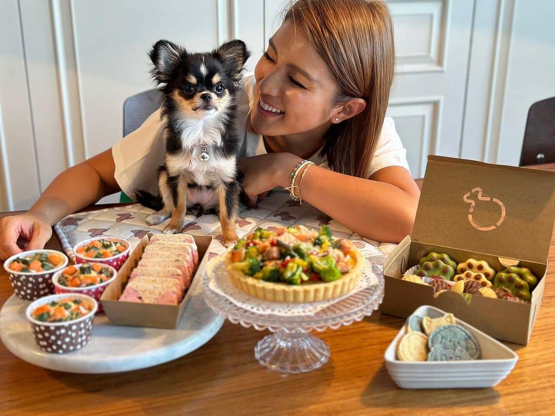 のインスタグラム：「上午給自己安排了堂寵物零食手作課 帶回一桌寵物零食 五個月大的Tibi能冷靜￼跟成品合照實在讓我太欣慰了🤣 本來不覺得她能抵擋誘惑的～  鮭魚瑪芬、雞肉磅蛋糕、瑪德蓮、軟餅乾、田園鹹派  整桌滿滿 可惜我們是小型犬得慢慢分次吃～ 不然會變小沙發凳🤣🤣」