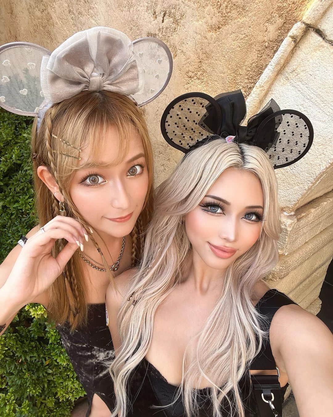 きぃぃりぷさんのインスタグラム写真 - (きぃぃりぷInstagram)「Disney40周年だった🐭🤍1番最後は去年Disney行った時に撮った写真を今年も再現🤜♡🤛  今年はお揃いで去年たまたま買ってた ワンピースをきて、リンクコーデにして 耳も激かわシースルーお揃い🖤🤍  今年もお誕生日で連れてってくれた😭 しぴねえに感謝✨ずっと動画も写真も撮ってくれてイケメンな所もすきです楽しすぎてあっという間だったからまた会う日楽しみ✌️🍯😚  #disney #disneysea #ディズニー #お揃いコーデ #ディズニーカチューシャ #大人コーデ #black」8月26日 16時53分 - kyiiripu.friedegg