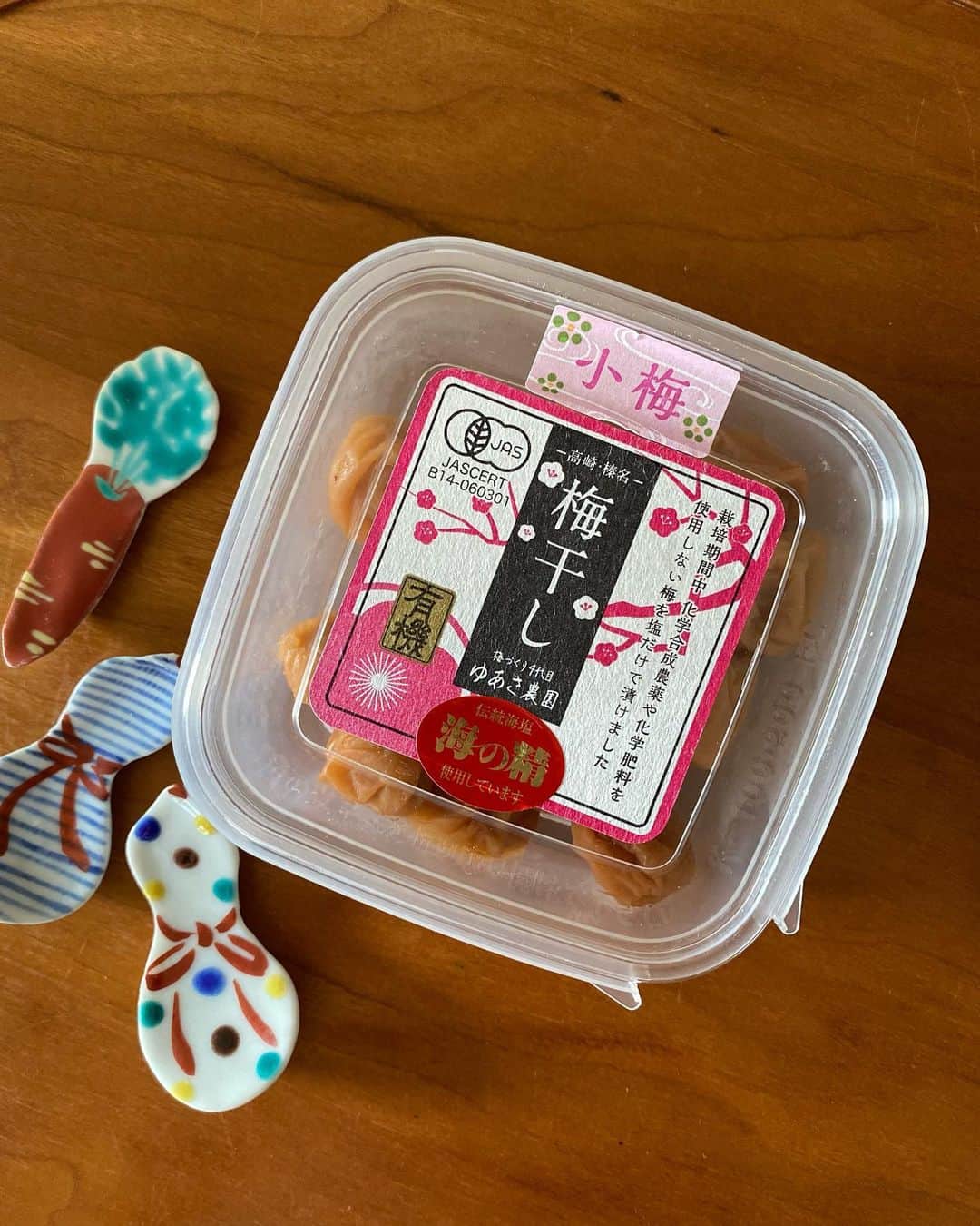 kokochiyoiさんのインスタグラム写真 - (kokochiyoiInstagram)「2023/08/26 土曜日の朝ごはん。  ・わかめしらすゴマ梅干しごはん🍚 ・畑の茄子🍆、玉ねぎ、平茸の 　酒粕ねりゴマお味噌汁茗荷添え  ・(お寝坊息子に代わり)私の目玉焼き🍳 ・紫キャベツのマリネ ・ささみ蒸しにパクチー ・畑の空芯菜炒め ・#アンジェレトマト 🍅 　(畑のプチトマトはもう終わり…👋)  ・ドライプルーンヨーグルト(息子作🥱) ・緑茶🍵  #まごわやさしいごはん   畑の秋茄子が 立派に育ちました🥹🍆  今年は空梅雨の影響か きゅうりが全然育たなくて💦  秋茄子は大丈夫かな… と心配してたのですが 無事おいしく仕上がってくれました😋  ひとまず初めの1本は ただ焼いてお塩を振るだけで、 柔らかくて、甘い…🥰  今朝のもう1本はお味噌汁に🥢 おいしい〜❤️  自然の恵みに感謝です✨  ✳︎  そうそう、 我が家の梅干しについて ご質問いただいたので 紹介いたします🤗  最後4枚目👉📷 #ゆあさ農園 の小梅✨が 我が家愛用の梅干し。  まさに塩梅も大きさも 私好みで大好きです🤤  あー思い出すだけで すっぱくなってきた💦 食べたい〜😙  #おいしいもの #梅干し  おまけ: ↓#本日のうつわ 丸皿は#林京子 さん 大大大大大好き‼️」8月26日 16時46分 - kokochiyoi