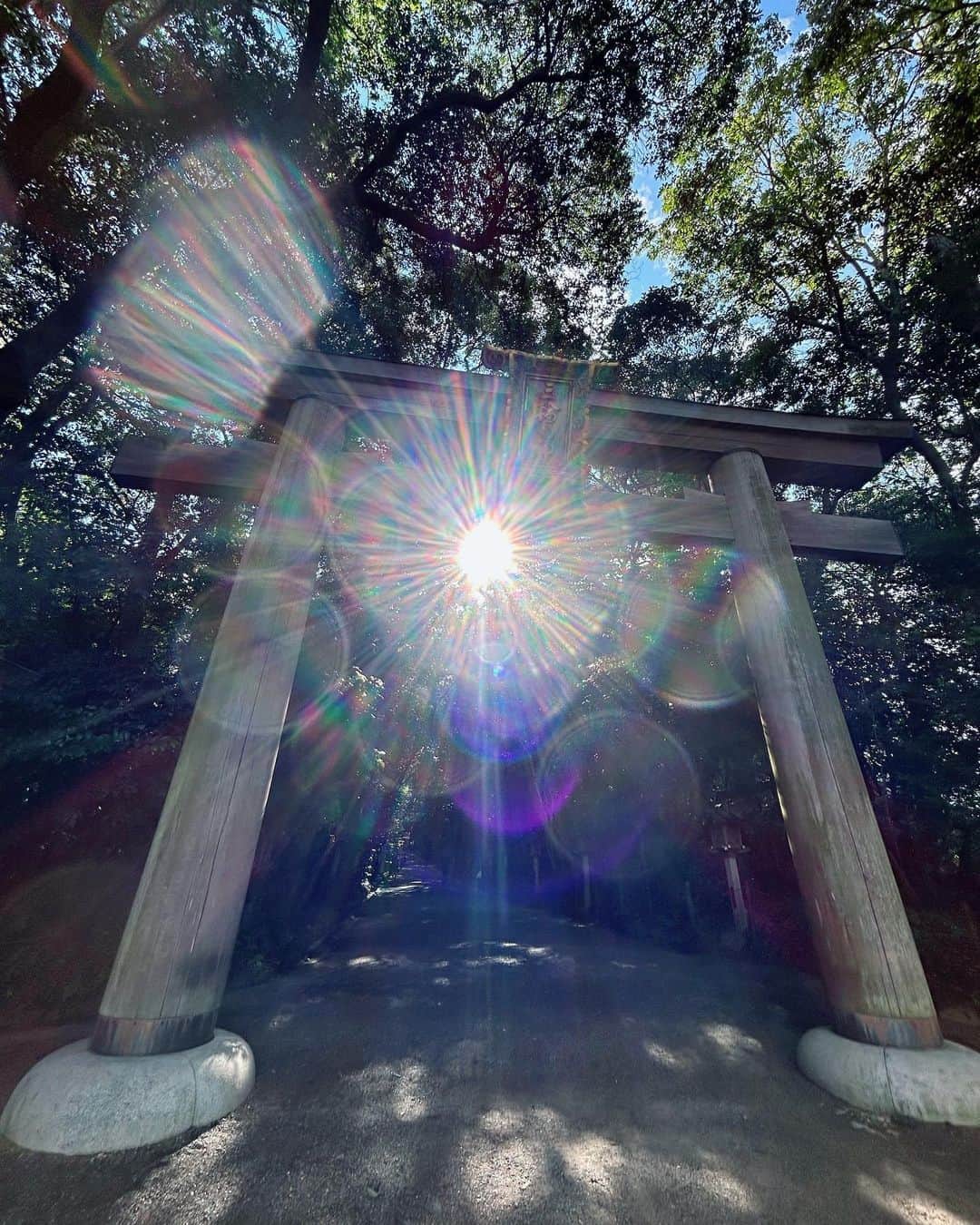 小西真奈美さんのインスタグラム写真 - (小西真奈美Instagram)「奈良でも気持ちのいい森、そして、素敵な神社に出会えました。  ずっと曇り予報だったのに、鳥居に着くと、急に一筋の陽射しが。 ものすごく美しい、何とも言えない神聖な空気の流れる場所でした。  #森 #shinrinyoku #大神神社 #光 #奈良」8月26日 16時47分 - manami.official
