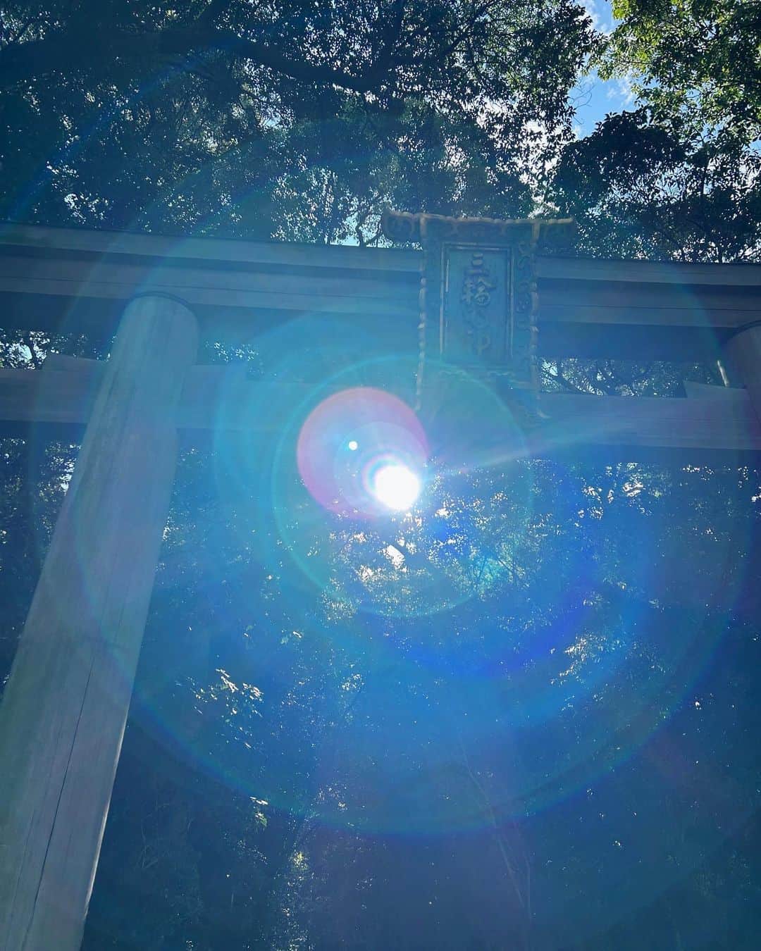小西真奈美さんのインスタグラム写真 - (小西真奈美Instagram)「奈良でも気持ちのいい森、そして、素敵な神社に出会えました。  ずっと曇り予報だったのに、鳥居に着くと、急に一筋の陽射しが。 ものすごく美しい、何とも言えない神聖な空気の流れる場所でした。  #森 #shinrinyoku #大神神社 #光 #奈良」8月26日 16時47分 - manami.official