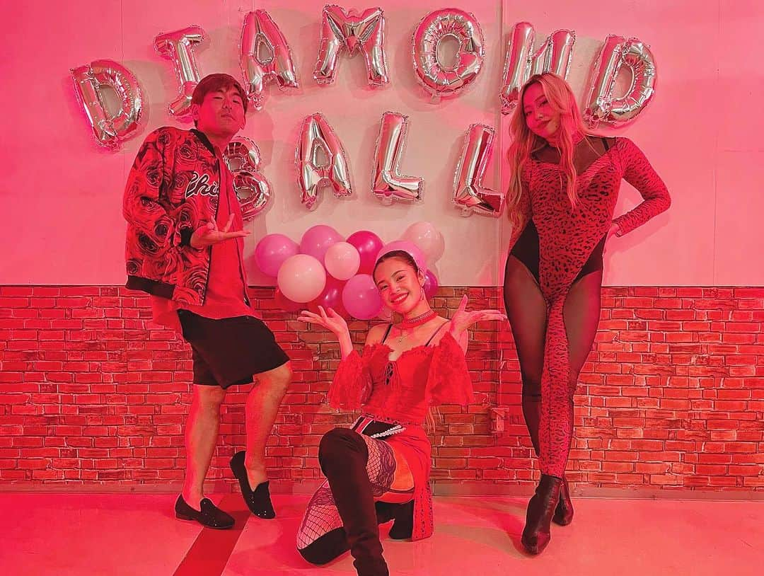 MARINAさんのインスタグラム写真 - (MARINAInstagram)「2023/7/23 DIAMOND💎BALL @diamond_ball_okinawa  ーーーーーーーーーーーーーーーーーーーー  遅くなってしまいましたが…🙏💦 7月に、いつもお世話になっているスタジオにて 沖縄初のBALLを開催させていただきました💖  はるばる東京よりお越しいただいた JUDGEのHIKARIさん @hikari.furuta  MCのWasaViさん @wasavi_zm  色々と対応してくださった DJ Helnyさん @helny.kachun03  ショウゴさん 大阪よりお越しいただき沢山サポートしてくださった ShowTAさん @showtime_showta  そして県内外からご参加・観覧にお越しいただいた皆様 ありがとうございました🙇🏻‍♀️🙏✨✨✨  初めてballに参加するみんなに分かりやすく 沢山説明してくださったWasaViさんや サポートしてくださった皆様には 本当に感謝の気持ちで一杯です🙏🥺✨  少人数ではありましたが おかげさまで、思い描いていたような アットホームで楽しい空間が実現できました🏝️🫶💓  私が愛知から沖縄に帰って来た頃は vogueやballroomを知る人はほとんどいなくて 少しでも沖縄でvogue仲間を増やしたいという気持ちで vogueのクラスを持たせてもらいましたが 最初は生徒もいなくてほとんどclose状態でした💦 それが今ではvogueに興味を持つ方が少しずつ増え サポートしてくれる方が周りにいて こうして沖縄でのball開催が実現できたこと 本当に心から嬉しく思います😭💓  私自身まだまだ修行の身ではありますが この短期間でのvoguingやballの練習などを通して 沢山成長して自信をつけた生徒達の姿を見れたことが 私にとってはすごく感慨深く この環境があることがとても幸せだなと感じました😌✨  このほっこりする環境と 沖縄の新しいvogue sceneを盛り上げていけるよう 今後も自分らしく精進して参りたいと思います❤️‍🔥🌴  皆様本当にありがとうございました🙇🏻‍♀️💖 そして今後とも宜しくお願い致します🙏🫶💖  Hosted by： @marina___oki  ーーーーーーーーーーーーーーーーーーーー #DIAMONDBALL #ball #vogueball #ballroom #vogue #okinawaball  #dancestudioupbeat #okinawa #沖縄 #沖縄ball」8月26日 16時48分 - marina___oki