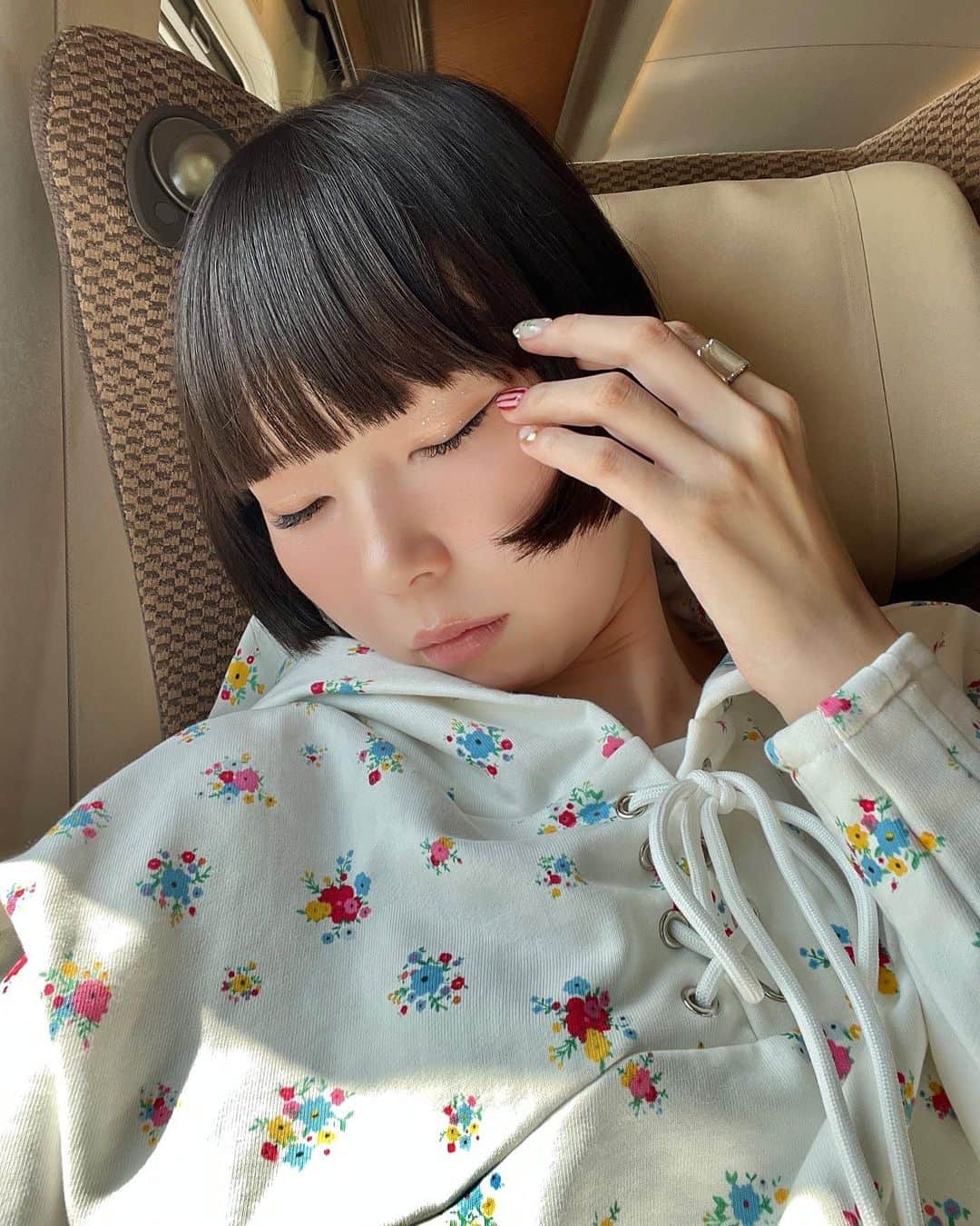 のインスタグラム：「Q.今あるところに来ています！初上陸です！どこでしょう！  最高の夏にするために！！！」