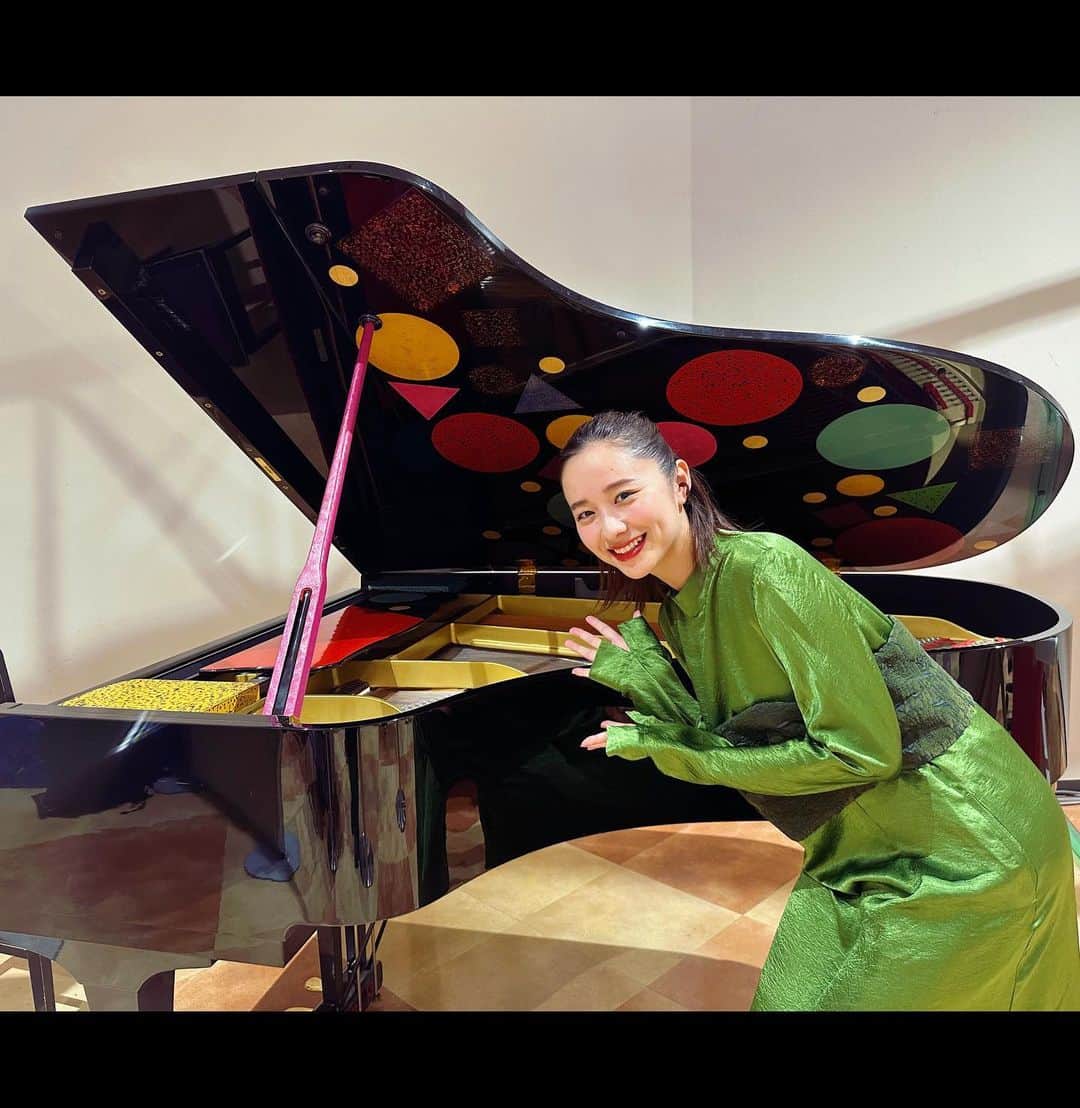 堀田真由さんのインスタグラム写真 - (堀田真由Instagram)「・ 映画『バカ塗りの娘』 映画の舞台である青森での公開を 無事に迎えることができとても幸せです。 今日は劇中に登場する美也子が塗ったピアノの 展示をみることができました✨✨ 繊細で奥深い津軽塗り。 改めて、その美しさに無限の可能性を感じました。 作品の中にも魅力がたっぷり 詰まっていると思います。 全国公開まであと6日🌱 ますます作品を盛り上げていけるよう頑張ります！  @bakanuri_movie」8月26日 16時51分 - mayuhotta