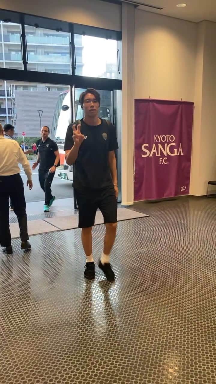 アビスパ福岡のインスタグラム：「チームバス到着シーンをお届けしました。  本日の京都戦、応援よろしくお願いします🤲  #アビスパ福岡」