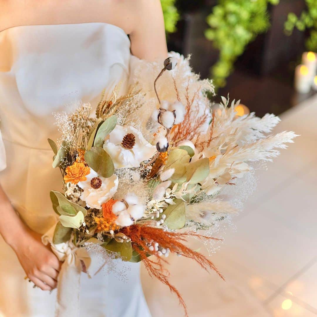 エヴァウイン小山プレミアムスィーツのインスタグラム：「¨•. 大人気のブーケ .*･ﾟ  優しく、落ち着いた雰囲気になる ドライフラワーブーケ💐‪‪  差し色でオレンジやブラウン系のお花を入れることで 落ち着きの中にも、華やかさがうまれて 素敵な組合わせですよね✨  結婚式後には大切な思い出として お部屋のインテリアにも！！  #エヴァウィン小山 #エヴァウイン小山プレミアムスィーツ #エヴァ婚 #小山結婚式場　 #小山式場　 #小山花嫁　 #結婚式　 #栃木花嫁　 #結婚式場探し #結婚式場選び #結婚式場見学  #結婚式ドレス   #結婚式ブーケ   #ドライフラワーブーケ   #ドライフラワー  #ウェディングブーケ   #ウェディングドレス   #ウェディングフラワー   #結婚式写真  #プレプレ花嫁　 #プレ花嫁デビュー #プレ花嫁準備 #栃木結婚式場　 #栃木結婚式 #結婚式準備」