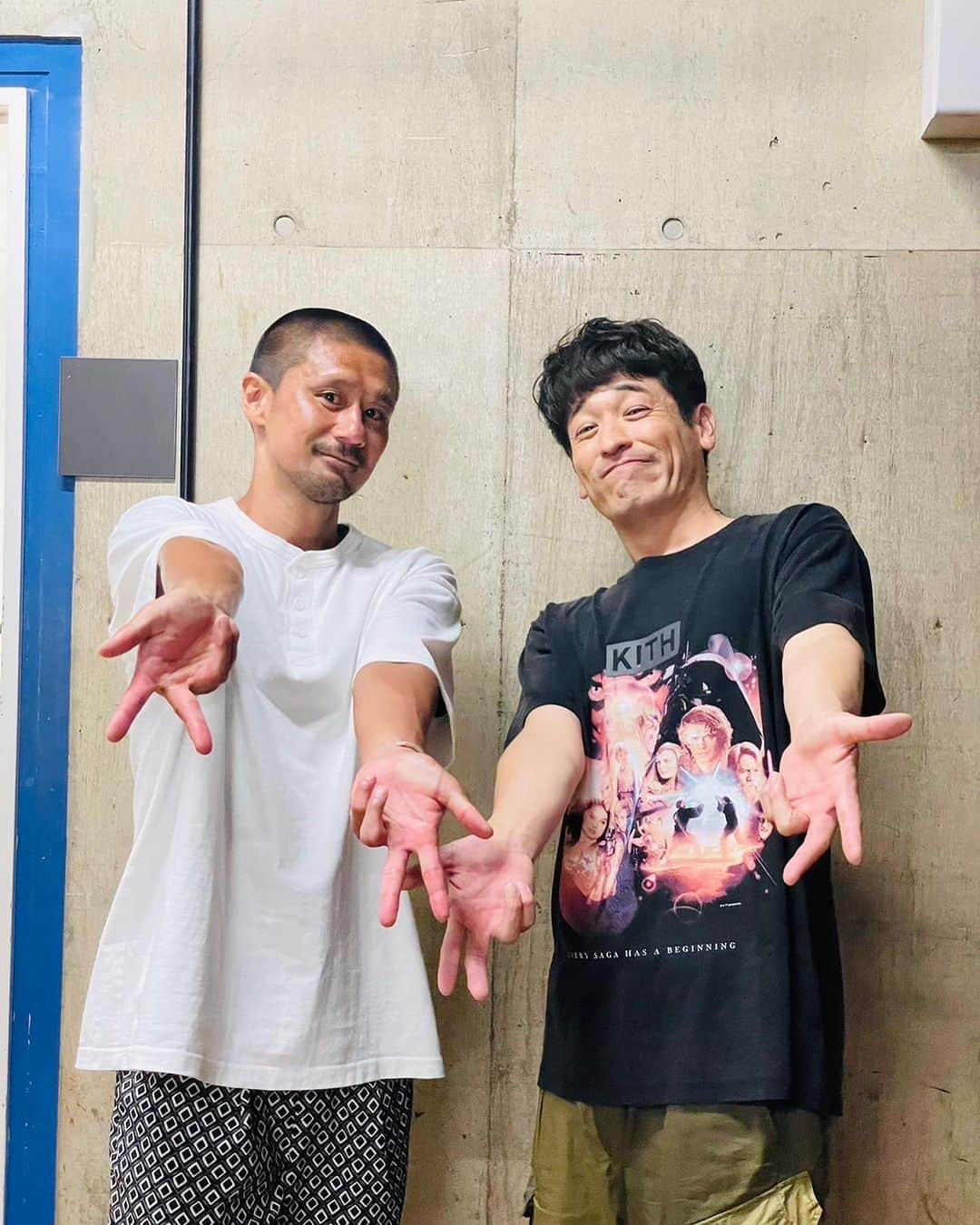 坪井慶介さんのインスタグラム写真 - (坪井慶介Instagram)「隆太の1人芝居観て来ました！！  劇場のお客さんと一緒に作る演劇！！ その日にしかない、たった一つの物語になる…それを作り上げる佐藤隆太！！ 凄いです‼️ 「エブリ・ブリリアント・シング」 めちゃくちゃ面白い😁  勉強になりました… なんの？役者？  人生の！！  #佐藤隆太  #エブリブリリアントシング  #一人芝居  #めちゃくちゃ面白い  #終了後のご挨拶  #おじさん達 の #謎の  #ギャルピース ✌️ #ギャルツボイ」8月26日 16時55分 - keisuke_tsuboi0916