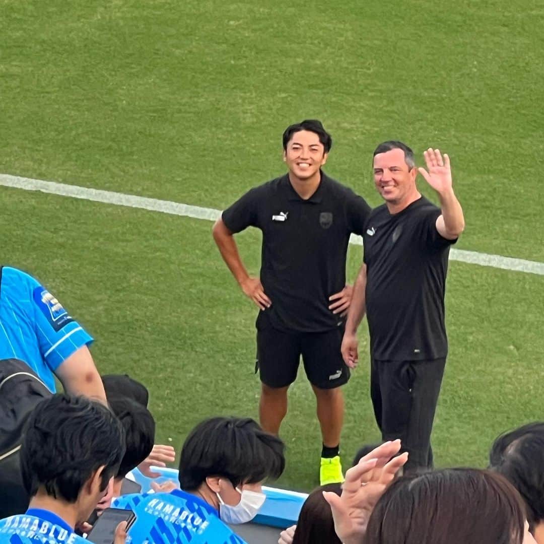 岩崎宏美さんのインスタグラム写真 - (岩崎宏美Instagram)「初サッカー観戦⚽️ もうワクワク😀 入り口でユニフォームも貰えて嬉しい 勿論出ないけれど、なんだかドキドキしてきた。笑 お天気持ちますように 気持ちのいい空間に感動してます。 選手の皆さん、怪我しないように頑張って‼️ #横浜fc  #横浜fマリノス  #三ツ沢競技場」8月26日 17時04分 - hiromiiwasaki_official