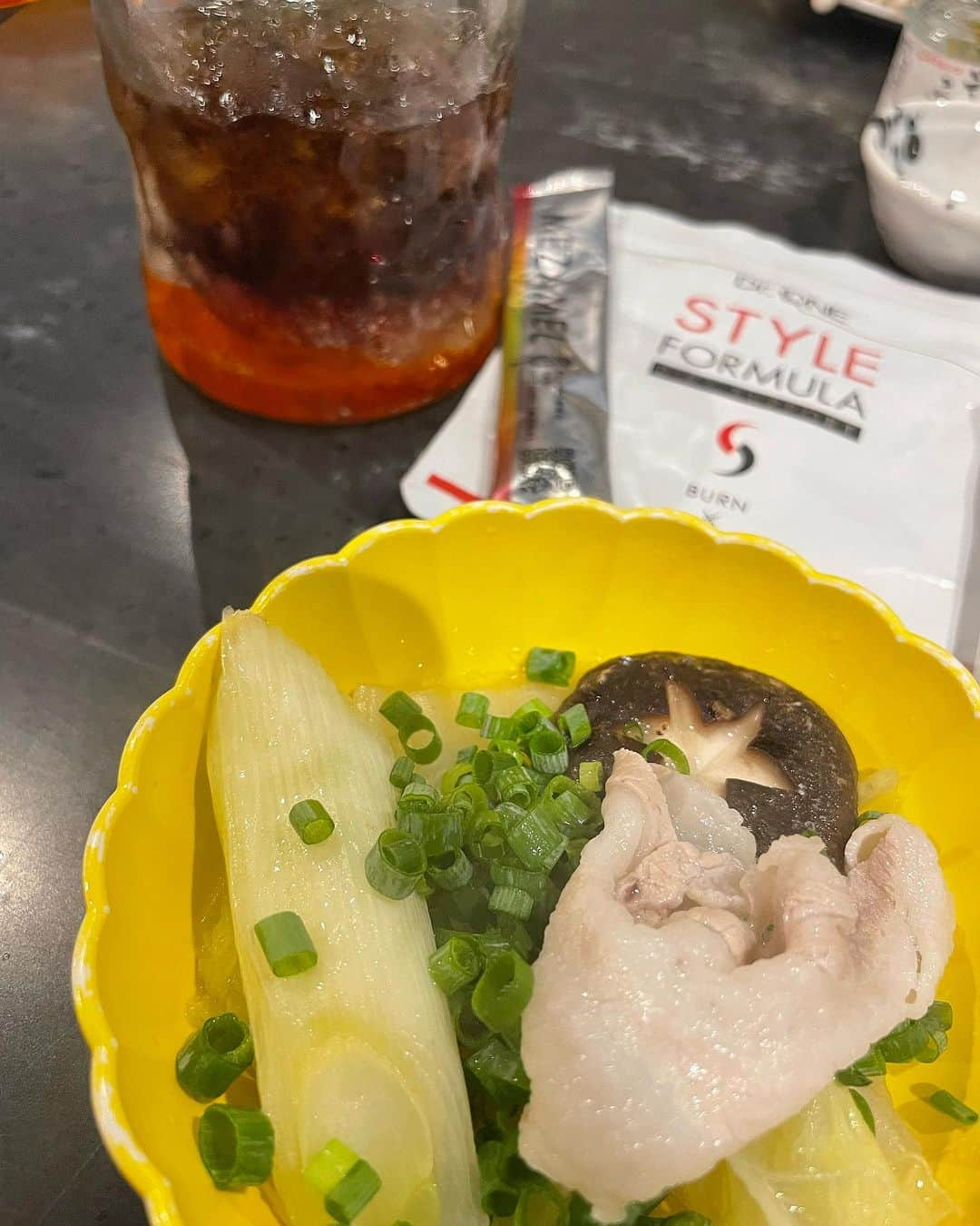 黒田愛美さんのインスタグラム写真 - (黒田愛美Instagram)「#まつもとアグー豚しゃぶ 🐖🍽️  やっと来れたし🍲 美味しかったし🥓 コスパ最高のことも知った😆 そして 大好きな 本物の #コーヒー泡盛 🥃 （泡盛にコーヒー豆入れて作られたもの）もあった😍  肉🥓多めの時は #スタイルフォーミュラ 💊 だけじゃなくて #消化酵素 💊 も入れるよ👌  @dr.one_fcc  @mezamel   #沖縄グルメ #アグー豚のしゃぶしゃぶ #アグー豚しゃぶ #グルメ #沖縄 #沖縄生活 #2拠点生活 #美容アンチエイジング専門医 #黒田愛美」8月26日 17時05分 - kurodaaimi