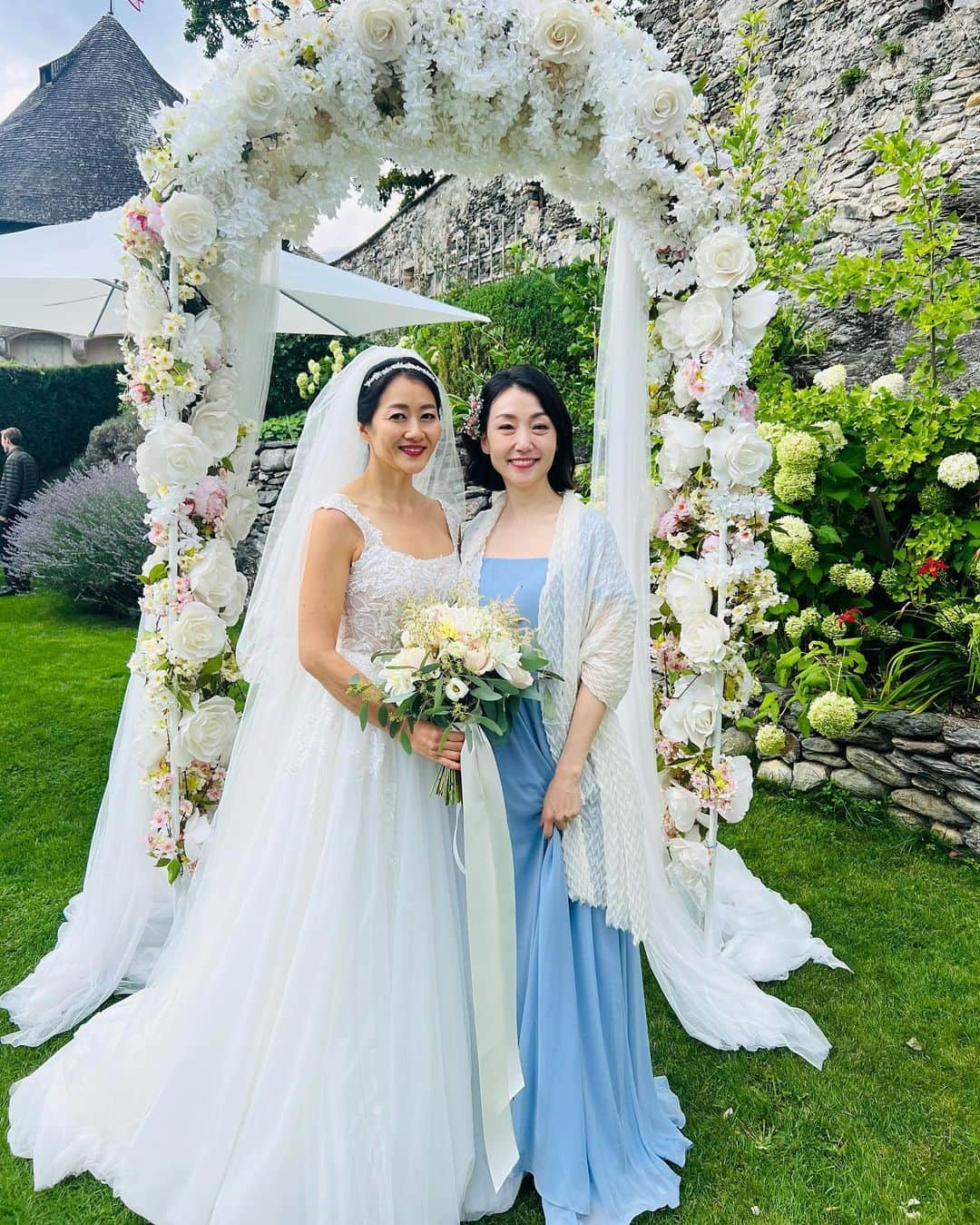 八木早希さんのインスタグラム写真 - (八木早希Instagram)「チロルの伝統衣装は、地域と結婚未婚によってスカートの色やリボンの結び目などが変わるとのこと✨  香港で出会い暮らす新郎新婦💍 新郎の家族親族、友人らが地元で集い祝える喜びと感謝に溢れ、遠路訪れた私たちとっても、温かく美しいセレモニーでした🌿  10代女子とお揃いのドレスで✨新婦の介添人ができるなんて！💐  #結婚式#オーストリア#チロル#古城#親友#ガーデンウェディング#ガーデンパーティー#wedding#castle#weddingday#gardenwedding#austria#schlossfriedberg」8月26日 17時06分 - sakiyagi