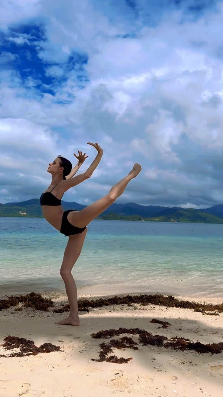 マリア・コーレワのインスタグラム：「Short but exquisite trip to the INCREDIBLE El Nido in Philippines 🌊  The colour of the sea, the pristine beauty of the beaches, the diversity of nature… Everything inspired me so much that it made me dance so many times during these days 😆 So more reels to come!  My biggest thanks to @bahay_artisano for hosting me at the Palawan ❤️ Now I’m already dreaming of going back 🥹  Короткое, но изысканное путешествие в Эль-Нидо на Филиппинах 🌊 Цвет моря, первозданная красота пляжей, разнообразие природы настолько меня вдохновили, что заставили не один раз танцевать 😆 Так что ждите больше reels! Огромная благодарность @bahay_artisano за то, что приняли на Палаване ❤️ Теперь уже мечтаю вернуться 🥹」