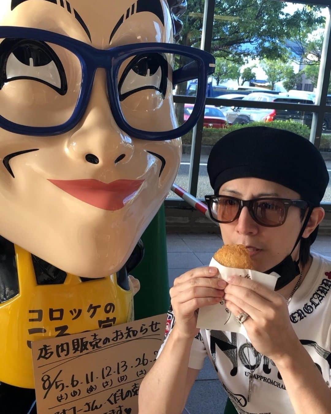 青木隆治のインスタグラム：「☆ Hello〜^ ^ ふらっと買い物してたらまさかの見慣れた顔が(°_°)笑 明太クリーミーコロッケ食べた^ ^ 画像1「どんな味だ…」 画像2「笑けるほど美味い」笑 サイズも大きくなさすぎず、いろんな種類あったから食べ比べもいいかも？ ご馳走様でした^ ^ 明日は「青木隆治 PREMIUM LIVE 26 〜夏の名曲SP〜」です！ お楽しみに！ 詳しくはオフィシャルブログをご覧ください！ ＝ �「青木隆治 LIVE in 歌芸夢者」開催決定！ ニューマキシシングル「VOICE -REBORN-」発売直前にお届けするライブ！ 皆さんからのリクエストも反映したセットリストを組む予定！ ★日時：2023年10月9日(月・祝) Stage1　14:00開場 / 15:00開演 Stage2　17:00開場 / 18:00開演 予約受付中！ ファンクラブ受付・一般受付、ともに9/4までですが、席の確保はファンクラブ優先となります！ 詳しくはオフィシャルサイト、またはオフィシャルブログをご覧ください！ ＝ 青木隆治 ニューマキシシングル 「VOICE -REBORN-」 2023年10月18日(水)発売が決定しました！ カバーシリーズのシングルver.です！ 今回は各年代の名曲を収録！ タワーレコード・HMVなどの全国のCDショップで予約受付開始です！ 楽天やAmazonなどのネット通販サイトでも順次予約受付いたします！ ※予約受付に関してや、取り扱いの有無などの確認は直接店舗へお問い合わせください。 【収録曲】 1. 花の時・愛の時/前川清さん 2. また逢う日まで/尾崎紀世彦さん 3. First Love/宇多田ヒカルさん 4. Pretender/Official髭男dismさん 歌わせていただけることに感謝！ 時代を彩った素敵な四曲を是非ご堪能ください！ こちらも詳しくはオフィシャルサイト、またはオフィシャルブログをご覧ください！ ＝ 《お知らせ》 ◉2024年1月16日〜1月19日 「にっぽん丸　自由自在〜千葉・下田〜」 発着港：名古屋発・名古屋着 16日にクルーズを彩るエンターテイナーとして出演！ 詳しくをオフィシャルブログをチェック！ 《LIVE情報》 「青木隆治 25th Anniversary LIVE 〜ひとりモノマネ紅白歌合戦〜」公演開催決定！ 【公演日時・会場】 2023年10月21日（土）16:00開演　アワーズホール（明石市立市民会館） 2023年10月22日（日）14:00開演　舞鶴市総合文化会館 大ホール ※開場は開演の30分前 【チケット一般発売日】 2023年7月20日（木） 今回は自身初すべて着替え、たった一人で史上初となるモノマネで紅白歌合戦を開催！ 25周年集大成となる真剣勝負のステージ、是非遊びにいらしてください！ 詳しくはオフィシャルブログをチェック！ ＝ まだまだ続くお知らせもお楽しみに！ それでは、また！ Love & Peace！ ＝＝＝＝＝＝＝＝＝＝ ◎ドラマ◎ NHKドラマ 「卒業タイムリミット」 配信ドラマ 「プロデューサーK PART4」 ＝＝＝＝＝＝＝＝＝＝ ◎ファンクラブ◎ 大好評の更新&新規ご入会特典！ 青木隆治が25周年・Face10周年を越える2023年度は、会員様全員に新曲をCDにしてプレゼント！ 詳しくはオフィシャルブログをご覧ください！ ＝＝＝＝＝＝＝＝＝＝ ◎青木隆治プレミアムチャンネルーYouTubeー◎ https://www.youtube.com/channel/UCr7KCeTUzCFzADVYG-PF9DA ＝＝＝＝＝＝＝＝＝＝ ◎青木隆治オフィシャルTikTok◎ www.tiktok.com/@aoki_ryuji_official ＝＝＝＝＝＝＝＝＝＝ ◎青木隆治/Faceオフィシャルサイト◎ http://aoki-ryuji.com/ ＝＝＝＝＝＝＝＝＝＝ ◎青木隆治オフィシャルブログ◎ https://ameblo.jp/aoki-ryuji/ ＝＝＝＝＝＝＝＝＝＝ ◎オンラインサロン◎ 青木隆治プロジェクト 「W.B.E -World of Best Entertainment-」 https://community.camp-fire.jp/projects/view/229853 ＝＝＝＝＝＝＝＝＝＝ ◎Face◎ 「夏空」 「証」「Snow Rain」 「CROSS IN LOVE」「白夜街」 絶賛配信中！ ＝＝＝＝＝＝＝＝＝＝ 青木隆治 「You & I」 「Story」 絶賛配信中！ ＝＝＝＝＝＝＝＝＝＝ #青木隆治  #aokiryuji  #ryujiaoki  #face  #youtube  #青木隆治プレミアムチャンネル  #tiktok  #オンラインサロン  #ライブ配信  #カバー #cover #花の時愛の時 #前川清 #また逢う日まで #尾崎紀世彦 #firstlove #宇多田ヒカル #pretender #official髭男dism #にっぽん丸  #クルージング  #ものまね  #紅白歌合戦  #兵庫  #明石  #京都  #舞鶴  #コロッケ  #コロッケのころっ家」