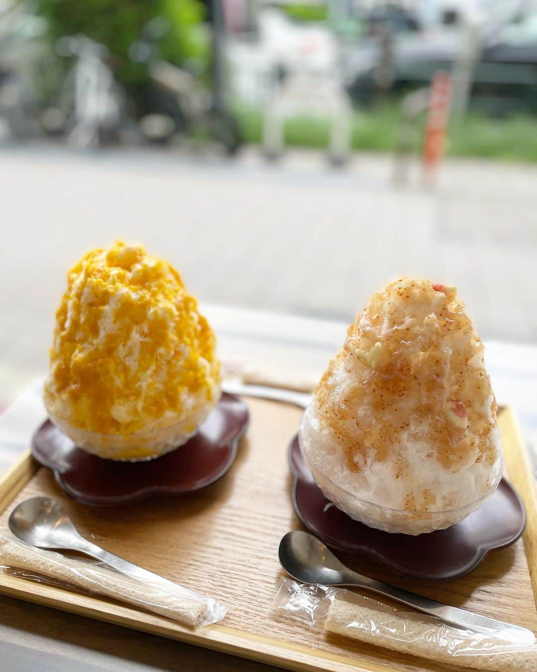 吉原珠央のインスタグラム：「ランチ後は、どうしてもかき氷が食べたい気分になり、野菜かき氷屋さんへ♫  左が「ほおずき」右は「いちじく」✨  どちらもさっぱりな甘さで、野菜というより果物感を感じます！　  あたりは夏祭りで、浴衣姿の人たちをたくさん目にしました。  日本の夏だなぁ、しみじみと😊  #かき氷 #野菜かき氷 #麻布野菜菓子」