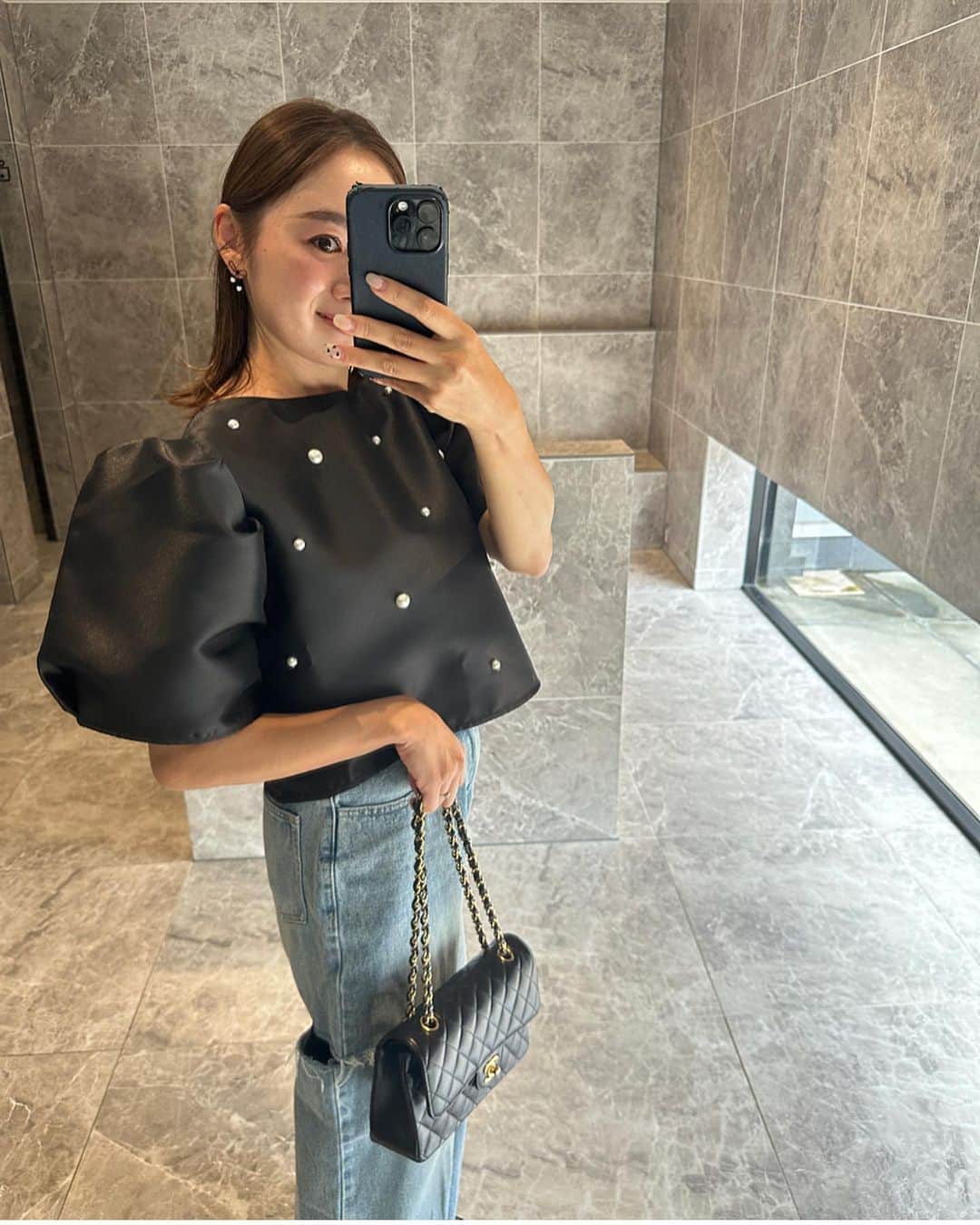 Keikooooooのインスタグラム：「コーデ🖤 @amomma_official のパールが付いたtopsが秋らしくて…🍂♡ボリュームパフスリーブが可愛い😍 デニム合わせで、綺麗めになりすぎないようにしてみた🥹  tops @amomma_official #amomma  denim @rakutenfashion #rakuten bag @chanelofficial #chanel  shoes @manoloblahnik #manoloblahnik   #ママコーデ#シンプルコーデ #大人かわいい #シャネル#デニムコーデ#秋コーデ」