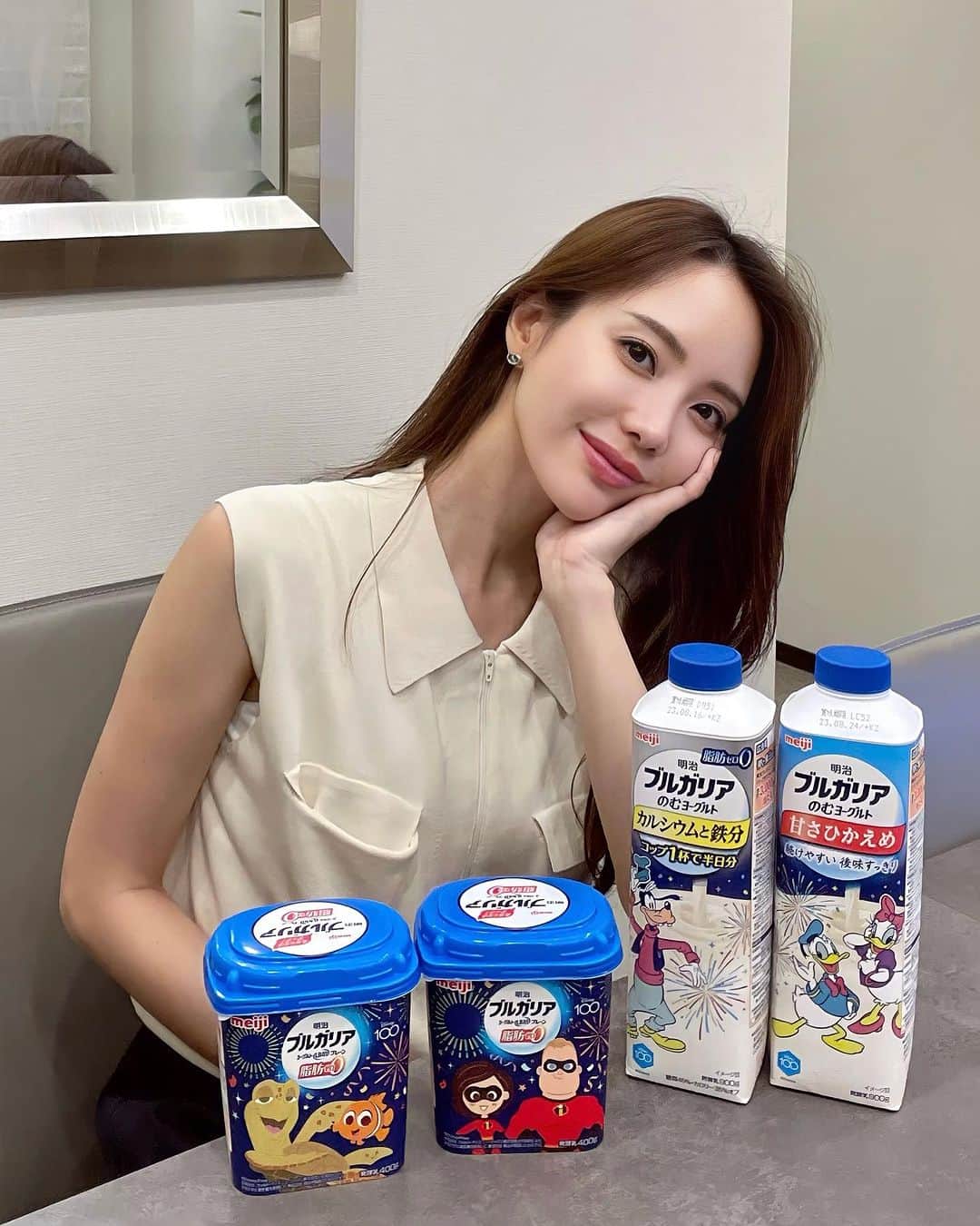 Aoiのインスタグラム：「今日も今日とておうちカフェ☕️✨  みんな大好きな明治ブルガリアヨーグルトが 50周年を迎えることを記念して❣️ ディズニーコラボを実施中ということで 新パッケージがより可愛くなってた🥹♡ 色合いも可愛くて色んなキャラクターがいて 全部揃えたくなっちゃうほどでしたが 今回はこのシリーズで気持ちを抑えたよ・・🥹 スーパーやコンビニで見つけてみてね〜〜✨  #明治 #明治ブルガリアヨーグルト #ヨーグルト #pr #ディズニー #ディズニー好き #ディズニーコラボ #推しのディズニーパッケージ」