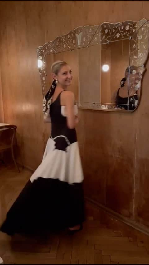 マリメッコのインスタグラム：「Our style muse @jennymwalton wearing a stunning Marimekko archive dress from 2007.  The dress, designed by Jaana Parkkila, features a monochrome Yksinolla print designed by Marjaana Virta. ⚫⚪   #marimekko」