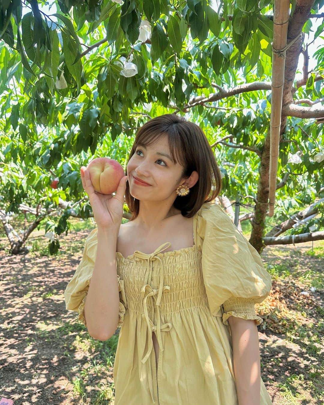 脇あかりのインスタグラム：「山梨🍑 行ったのは、少し前ですが… 友達と今年こそは、一緒にいこ！！と約束した桃狩りへ♡  スーパーで、🍑見ても、我慢して！！山梨で思う存分食べたよー🤤 お水も美味しい山梨は…コーヒーも最高に美味しかった🤦‍♀️💕  去年、忍野八海で飲んだ水が本当に美味しくて…そこの水を今は、お取り寄せしてます😍笑  #山梨　#桃狩り　#桃」