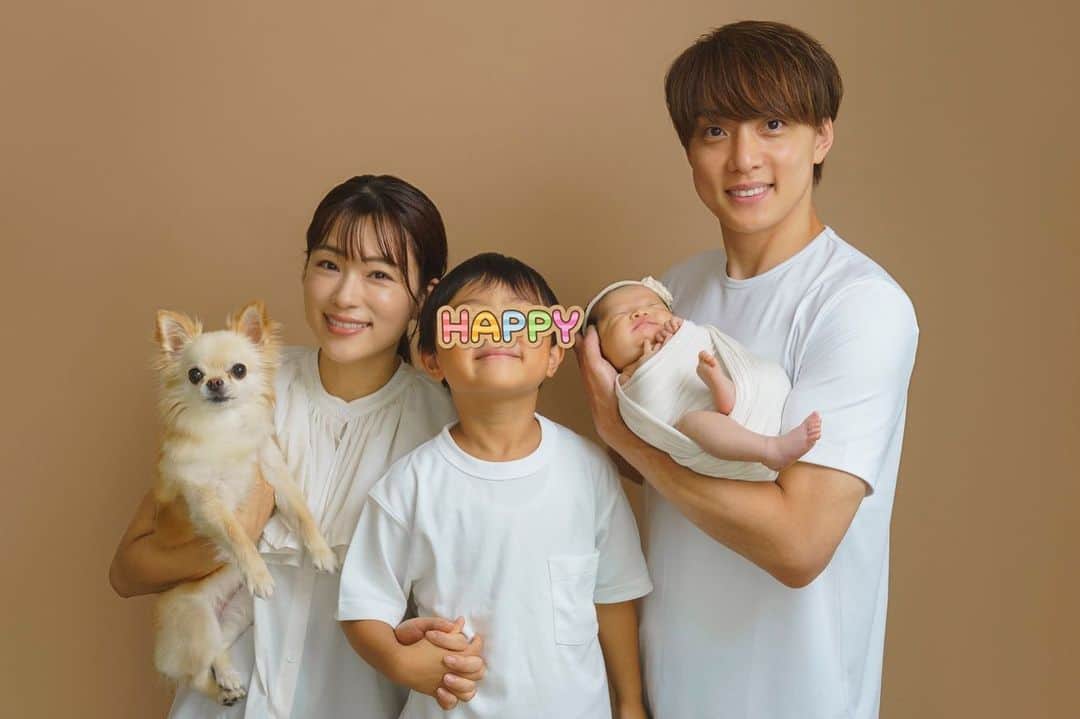 のインスタグラム：「ニューボーンフォト撮影♡ 今回も　@boznewborn007 さんにお願いしました。  自宅で撮ったのに、まるでスタジオで撮影したかのような仕上がりに。  そして、息子は合間に遊んでもらいながら、にっこり笑顔で撮影できました。 お二人の素敵なお人柄にも感謝。  新生児のときの貴重な姿は、一生ものの思い出になりました♡  #新生児 #ニューボーンフォト」