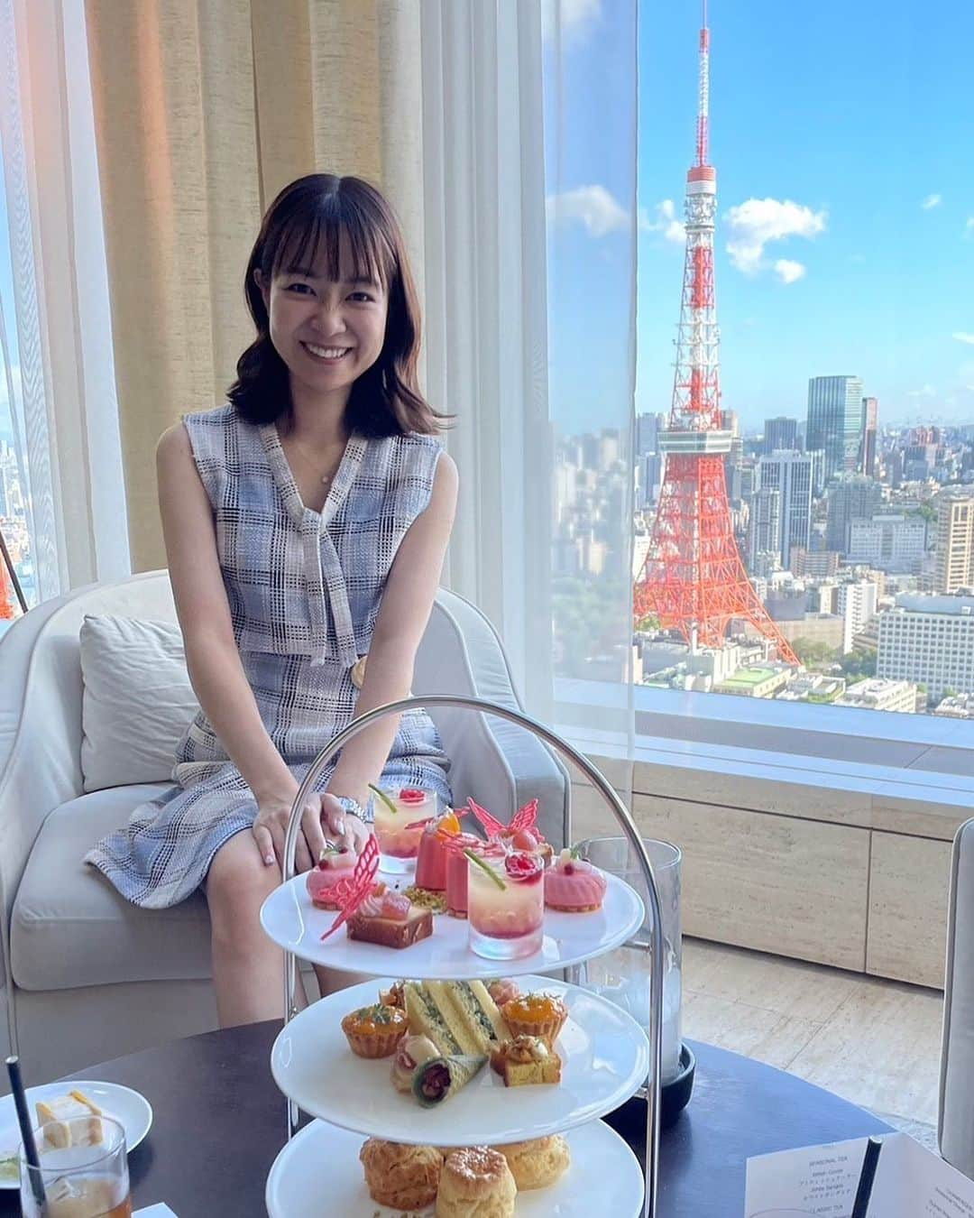 磯貝初奈さんのインスタグラム写真 - (磯貝初奈Instagram)「大学院の同級生とアフタヌーンティーに行った日。 お昼過ぎに集合したのに、話し足りなくてお店を移し、気付いたら夜遅くになってました😂  夏休みは課題から解放されるのでその点気分は軽いものの、みんなに会えなくて寂しいなあ、、、という気持ちもあるので嬉しかったのです^^  #磯貝初奈」8月26日 17時27分 - hana_isogai