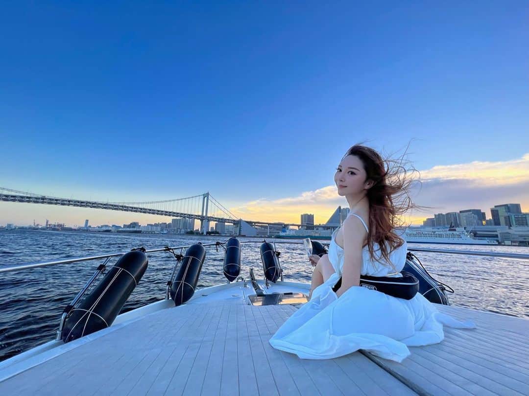 山崎みどりさんのインスタグラム写真 - (山崎みどりInstagram)「🛥️TOKYO HIGH STANDARD. Cruiser Club.  かおり @kaori_karashi74 ともも @momoka18s と 東京湾貸切クルージング女子会🥂🫧✨  シャンパンやワインや生ハムやチーズなどをみんなで持ち込んで 17:00に出航🛥️  船内は広くて冷暖房完備✨ ソファやテーブルも広ーい😍  船に乗ったらとりあえず冷房にあたって 氷でキンキンに冷えたchampagne🍾で乾杯して クールダウン🧊  船が走り出したら風が気持ち良くて2階へ行ったり 船首でのんびりしたりとまったりchillな時間を3時間弱も楽しんだ🌿  champagne飲んでしゃべりまくるのも、 のーんびり海や景色や風を感じるのも、 最高に幸せな時間だった🪽  このクルージングのポイントは ✔︎好みのBGMを流して、貸切クルーザー自由な空間づくりが可能 ♥️私のInstagram見て予約の場合は、Welcome スパークリングワイン1本サービス🍾✨ ✔︎2名様〜12名様まで最大乗船可能 ✔︎2時間チャーター  お1人様　¥33,000〜 ✔︎オプションで、自由にカスタマイズ（出張シェフプラン、マグロの解体ショー） ✔︎海の上で貸切パーティ🎈🪅 ✔︎船の上の会議にも最適⭐️ ✔︎出航時間はお客様の希望通りになるべく対応可能⭐️  （↑マグロの解体ショー気になる🐟）  今回お願いしたのはTOKYO high standardさん @tokyo_high_standard  船長とスタッフの方2名がアテンドしてくださるし とても親切で明るい方々でとてもリラックスできた♡  乗船場所は東京湾（お台場周辺）  お問い合わせ📲 080-4055-5656 詳しくはこちら↓ @tokyo_high_standard   Photo by @kaori_karashi74   ────────────────────────── #クルージング#cruising#クルーザー#cruiser#女子会#船上パーティー #チル#chill#女子会プラン #champagne#🍾」8月26日 17時25分 - midori_yamasaki_
