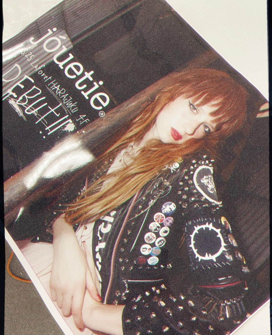 AMIのインスタグラム：「jouetie 12TH🌹🌿  2023年8月25日でjouetie最初のお店がラフォーレ原宿にOpenして12年目を迎えました。 (立ち上げからは13年を迎えました)  人と違ってもいい 自分の好きなものを貫くこと ファッションを通して 自分を表現すること ルールや 固定概念に囚われずに もっともっと自由にファッションを楽しみたい。  12年前にブランドを立ち上げた時に込めた想いはずっとずっと変わらない。  たくさんの時間を積み重ねていく毎に、想いも積み重なっていく、続けてきた時間がたくさんの学びをくれています。  12年目の 秋冬シーズンコンセプトにも 大切な想いを込めています。  『La Vie Est Belle』  フランス語で人生は美しいという意味。  私の瞳が輝く 私の日々を彩るワードローブ  それぞれのfeeling 今日のリズムを感じて 心が躍る方へ  全ては自分次第 私のアイデンティティを創るモノ 夢の続きが佇んで いつもワクワクする自分に出会いたい 思いきり私の物語を謳歌しよう  La Vie Est Belle  あなたの人生は美しい いつだって 心と瞳の煌めきを  これからも jouetieのアイデンティティを 大切に jouetieの旅は続いていきます。  心が躍るような 瞳が輝くような 皆様の日々を jouetieのお洋服を通して 彩っていけたら。 それぞれの輝きを信じて 日々のワードローブのお手伝いが出来たら幸せです。  感謝の気持ちは伝えきれないですが、、 jouetieを愛して 支えて下さる 皆様のおかげでここまで進んでこれました。 本当にありがとうございます🌹✨  12年目に捧げる Tresor.  ❤︎  #jouetie12th」