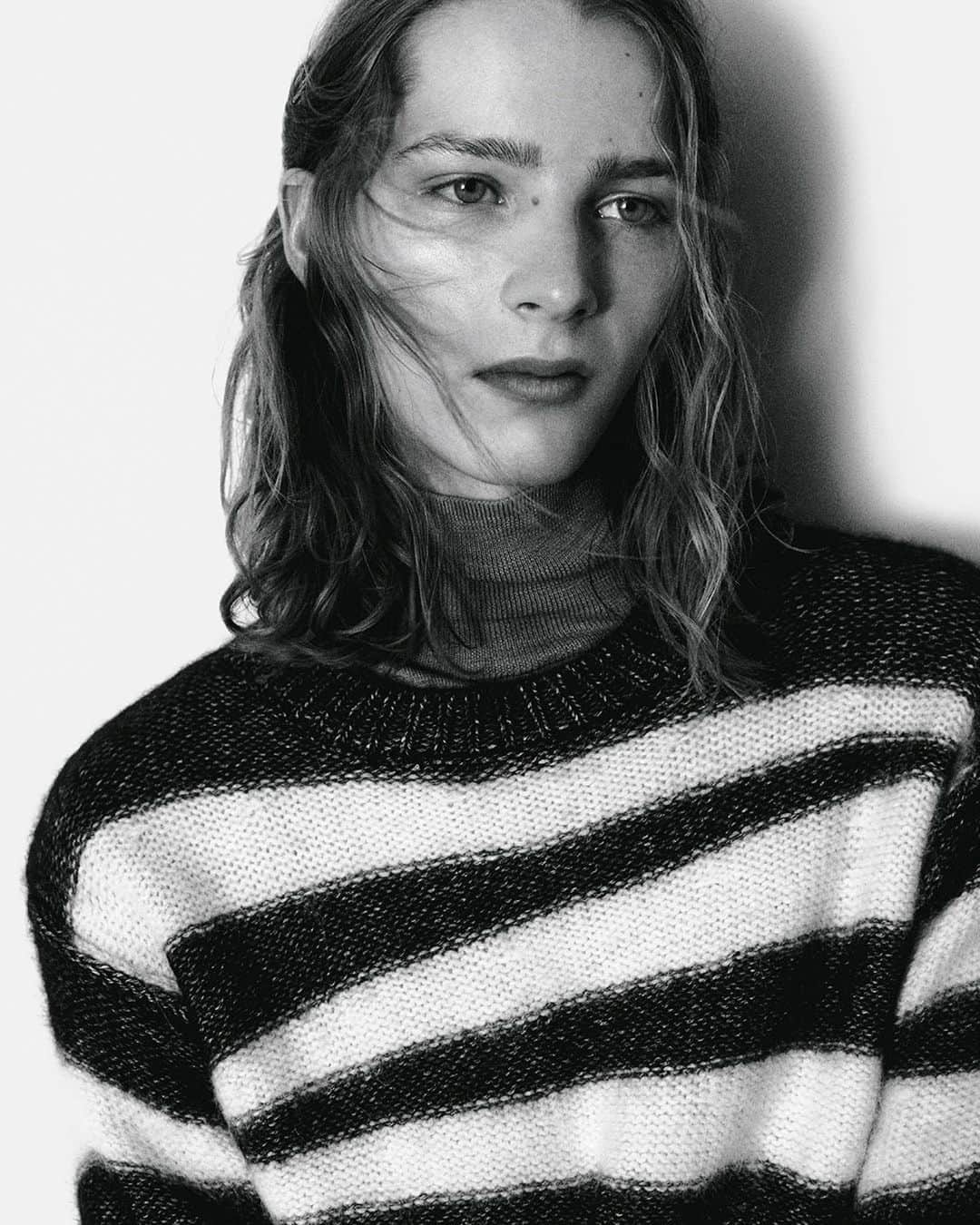 アーペーセーのインスタグラム：「The Fall/Winter 2023 Eleanor ecru jumper crafted in organic cotton-alpaca blend with irregular black stripes.  Discover our knitwear arrivals on apc.fr and in stores.  #APCParis」