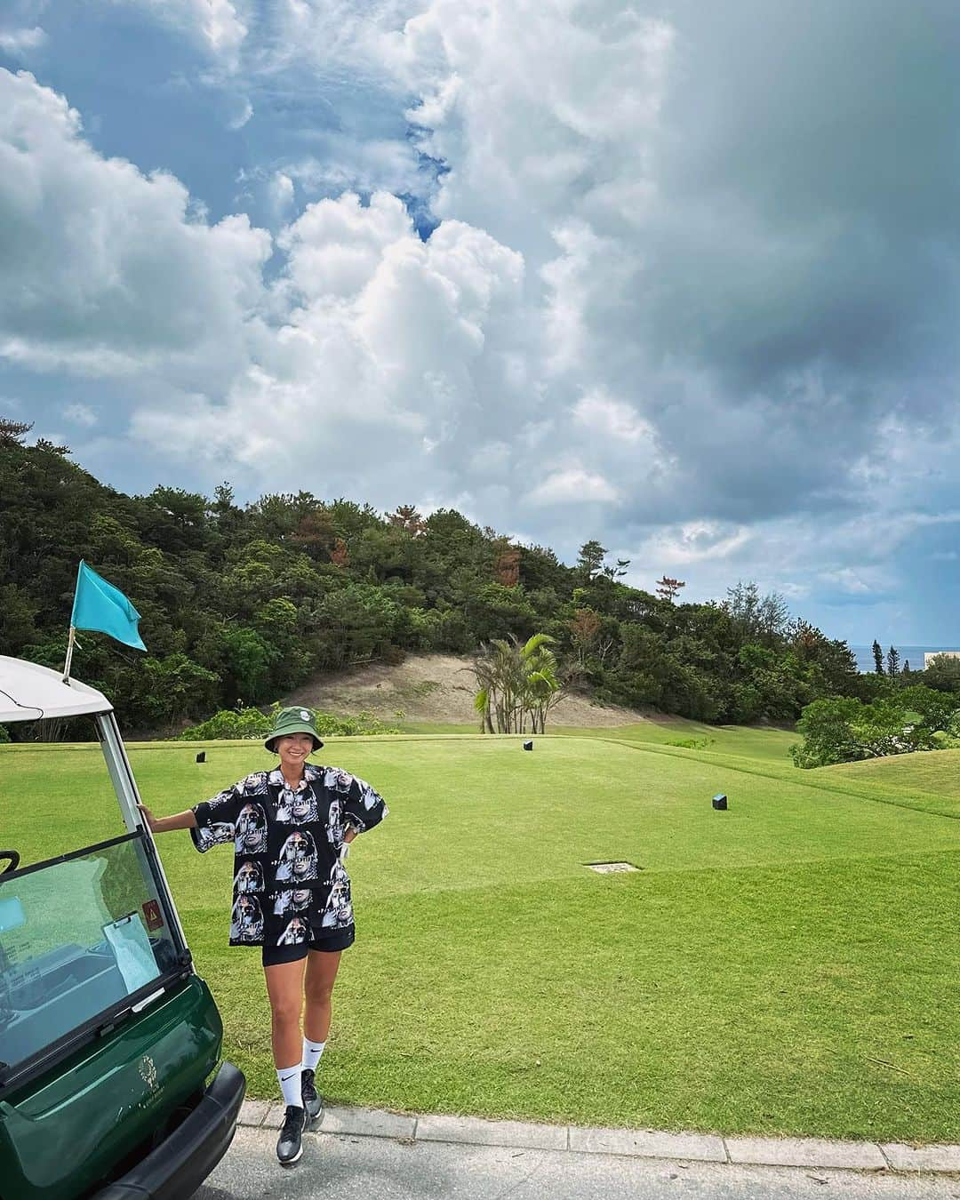 呉屋ありささんのインスタグラム写真 - (呉屋ありさInstagram)「. . 環境が良すぎる最高な職場です⛳️👼  hibiscus55 Bougainvillea46 Digo49  tops @russeluno_official  hat @malbongolf   my produse  @haisai_golf_girls」8月26日 17時37分 - arisa_goya