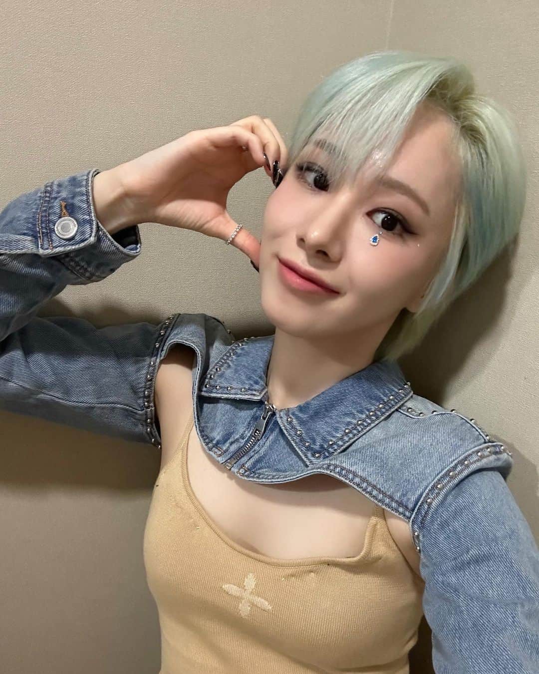 EVERGLOWさんのインスタグラム写真 - (EVERGLOWInstagram)「[📸Today EVERGLOW]  23.08.26 #쇼음악중심  오늘의 에버글로우💜  #EVERGLOW #에버글로우 #ALL_MY_GIRLS #SLAY #이유 #시현 #미아 #온다 #아샤 #이런」8月26日 17時29分 - official_everglow