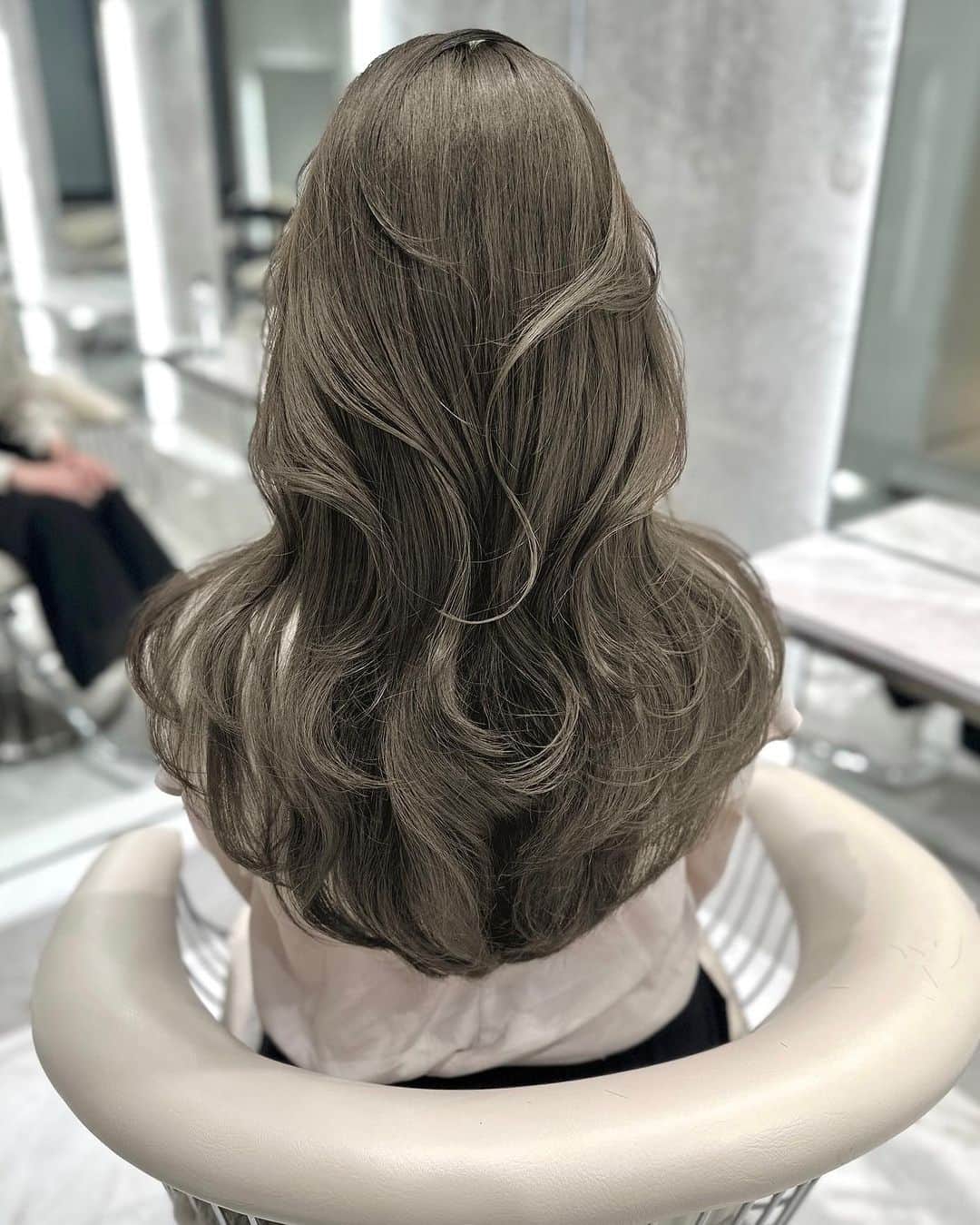 ホットペッパービューティー ヘア〈公式〉さんのインスタグラム写真 - (ホットペッパービューティー ヘア〈公式〉Instagram)「【透明感抜群🫧 オリーブベージュ4選】 . 1枚目 📷photo by @nanako__kato 2枚目 📷photo by @momo_fjnm 3枚目 📷photo by @_yuka_tanaka_ 4枚目 📷photo by @shogo_52 . . ‥‥‥‥‥‥‥‥‥‥‥‥‥‥‥‥ 【ヘアスタイル募集✂】 #hpb_hair をつけていただいた投稿の中から、ピックアップして紹介します♪投稿お待ちしております♡ ‥‥‥‥‥‥‥‥‥‥‥‥‥‥‥‥ . ホットペッパービューティーは美容院・ヘアサロンが探せる日本最大級の検索・予約サイトです。 公式Instagramでは『新しい自分を好きになる。』をコンセプトに素敵なヘアスタイル・トレンド情報をお届けします。 . . #オリーブベージュ #オリーブグレージュ #くすみベージュ #グレージュ #ミルクティーベージュ #こっくりカラー #透明感カラー #色素薄めカラー #オリーブカラー #オリーブアッシュ #レイヤー #レイヤーカット #顔まわりカット #顔まわりレイヤー #ベージュカラー #淡色女子 #ロングヘア #セミロング #セミロングヘア #トレンドカラー #トレンドヘア #ヘア #髪型 #ホットペッパービューティー #hotpepperbeauty」8月26日 17時30分 - hotpepperbeauty_hair