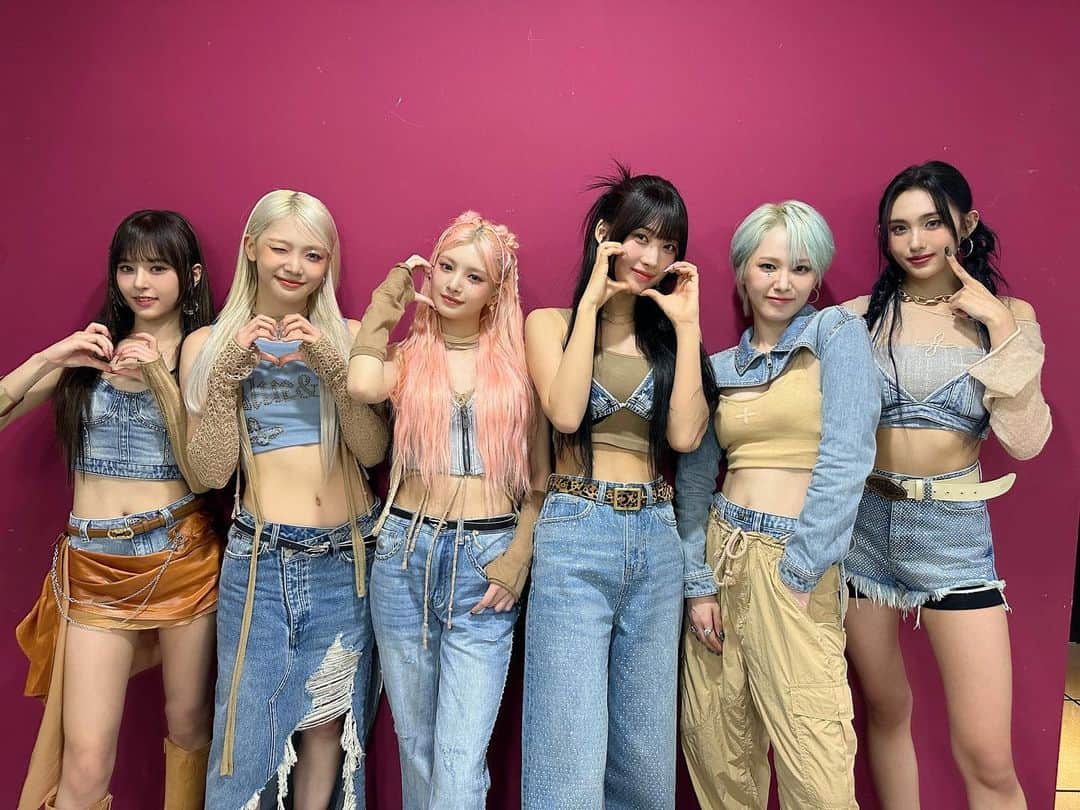 EVERGLOWのインスタグラム：「[📸EVERGLOW]  23.08.26 #쇼음악중심  엡글이들 음중 출첵이요💙  오늘 무대 찢는 에버글로우 본 사람❓️ 저요👥👤웅성웅성👥👤  늘 갓벽한 울 엡글이 우쭈쭈 칭찬해요🫶  Slay Slay We born to break the rules 🖤  #EVERGLOW #에버글로우 #ALL_MY_GIRLS #SLAY #이유 #시현 #미아 #온다 #아샤 #이런」