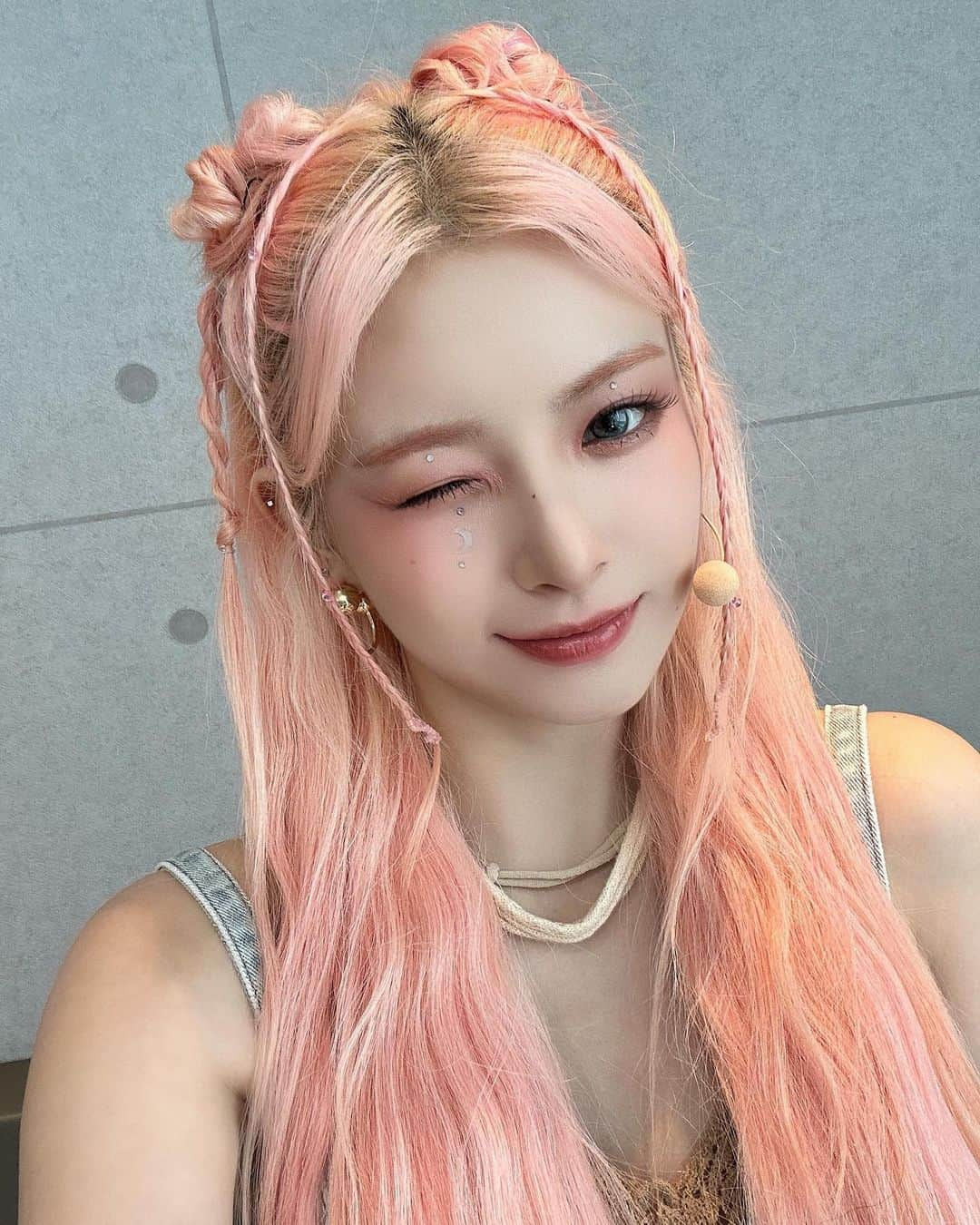 EVERGLOWさんのインスタグラム写真 - (EVERGLOWInstagram)「[📸Today EVERGLOW]  23.08.26 #쇼음악중심  오늘의 에버글로우💜  #EVERGLOW #에버글로우 #ALL_MY_GIRLS #SLAY #이유 #시현 #미아 #온다 #아샤 #이런」8月26日 17時31分 - official_everglow