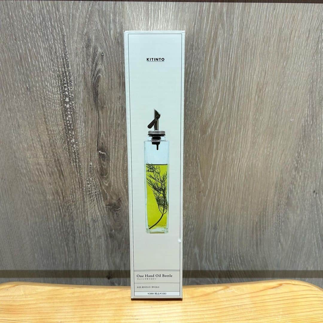 3COINS lN LUMINEのインスタグラム：「こんにちは！ 3COINS ルミネ北千住店です🍴  本日は人気商品をご紹介します！  ⚫︎ワンハンドオイルビン　300円（税込330円）  お料理に大活躍の商品です♪ ボトルは太すぎず手が小さくても持ちやすくなっています！そしてワンハンドで簡単に注げます🙆 こちらのｵｼｬﾚなオイルビンをキッチンにぜひ置いてみてください☺️  他にも多くの商品が店頭にございます！是非手に取ってご覧ください🦋  #3coins #スリコ #オイルビン」