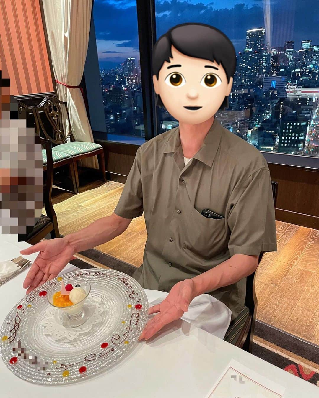 天野ゆうかさんのインスタグラム写真 - (天野ゆうかInstagram)「... 𝐇𝐚𝐩𝐩𝐲𝐁𝐢𝐫𝐭𝐡𝐝𝐚𝐲 🎈🎂 ⁡ ⁡ ⁡ ⁡ 8月は、1番上の兄のお誕生日🎉 ⁡ 兄自身が「両親に感謝する日」といって 家族全員をホテルディナーに招待してくれました👨‍👩‍👧‍👦💕 #優男 ⁡ ⁡ 広々とした個室やったからゆっくりできたし、 𝐬𝐮𝐧𝐬𝐞𝐭も綺麗で絶景 ..🌇 久々のフレンチも美味しかった🇫🇷🍽️ ⁡ ⁡ ⁡ 兄への感謝の気持ちとして、 サプライズでオーダーしてたデザートプレートも 喜んでもらえて良かった𓂃🧑🏻꙳⋆° ⁡ お兄ちゃんお誕生日おめでとう💐 そしてありがとう！🫶🏻 ⁡ ⁡ ⁡ ⁡ ⁡ #ホテルディナー #フランス料理 #フレンチ #バースデー #バースデーディナー #誕生日 #なんば #難波 #なんばグルメ #なんばディナー #大阪 #大阪グルメ #絶景 #birthday #Dinner #HappyBirthday #Birthdaydinner #French #japan #japanfood #japantrip #osaka #일본　#일식　#일본여행　#오사카　#난바　#🎂 #🇫🇷」8月26日 17時33分 - yucca_official