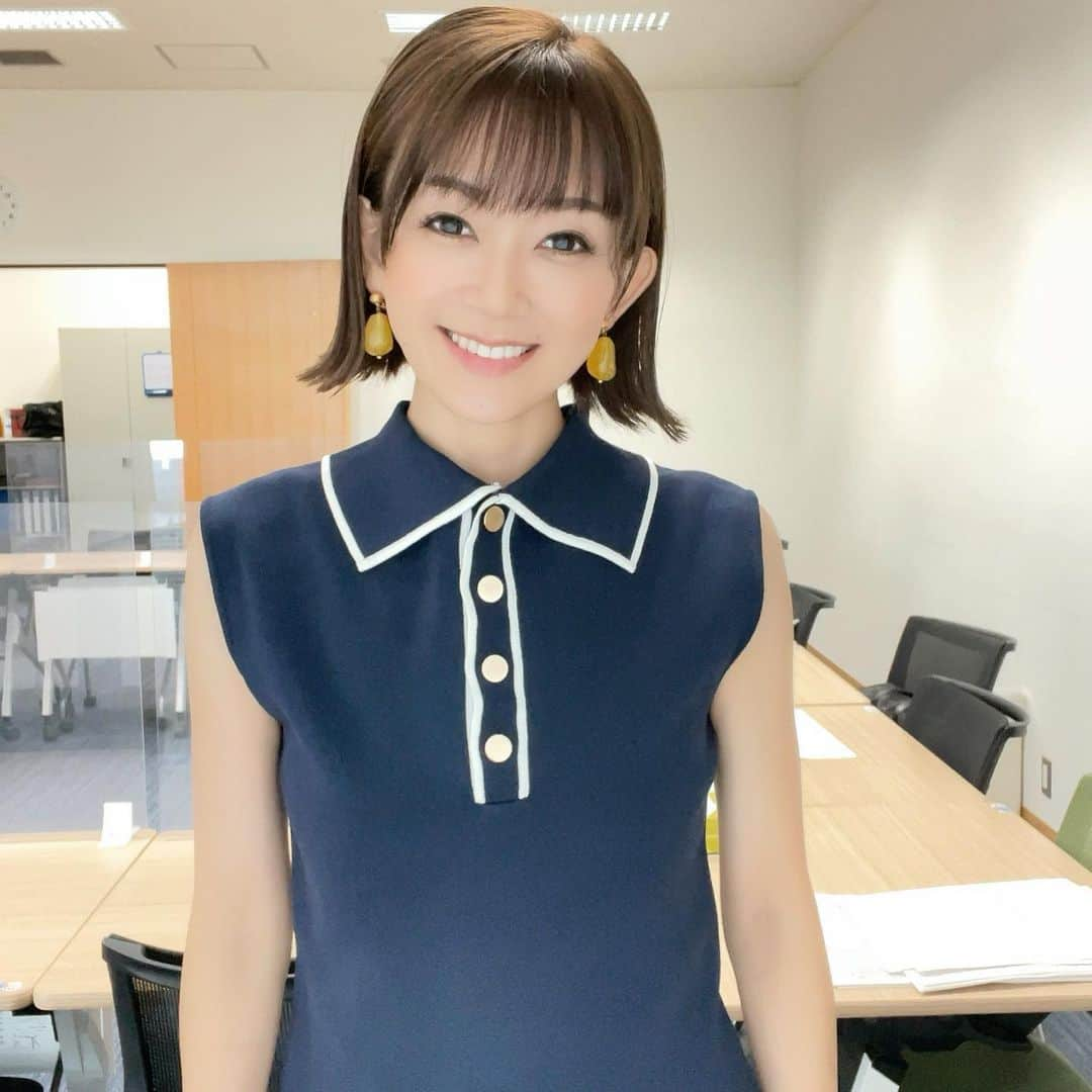 岡部玲子のインスタグラム：「本日の衣装とヘアアレンジ✨  襟付きのネイビーニットトップス☺️ イヤリングは存在感のあるイエローのストーン💛(石の中に金箔のようなものが‼️) 金運が良さそうだなぁ😁と思っていましたが 私の今日の🏇成績は…  #ガッツリマイナス  でした😱😂  短くなった髪の毛のヘアアレンジは サイドがタイトなダウンスタイル☺️  肩につく長さから 肩につかない長さになると そこまで切ってはいないんですが  短い‼️  と皆さんに気づいて頂けました😁  ワールドオールスタージョッキーズ🏇 見応えありましたね‼️ チームの争いもいい勝負で✨ 明日も楽しみ☺️  今日も グリーンチャンネル🏇 中央競馬全レース中継をご視聴頂きました皆様✨ ありがとうございました🙏✨  明日も楽しみましょう☺️♪  #岡部玲子 #タレント　#レポーター　#競馬キャスター　#競馬　#競馬中継　#生放送　#衣装　#ヘアアレンジ　#アクセサリー　#tvshow #dress #hairarrange #accessories #🏇」