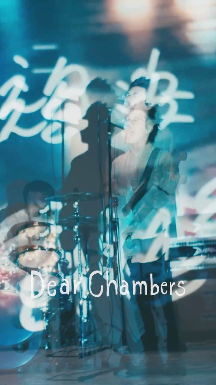 Kuboty のインスタグラム：「かっこいいバンドを紹介します。 Dear Chambersです。 彼らが8/23にリリースしたシングル『環七ラプソディー』のサウンドプロデュースをさせていただきました。 曲もライブもかっこいいので是非覚えておいてください、そしてライブハウスに見に行ってあげてください。 彼ら3人といるのが楽し過ぎちゃってまた会える日をとても楽しみにしています。  ■全国流通盤 New Single『環七ラプソディー』 1.環七ラプソディー 2.WALK 3.オーバードライヴ  ¥1,650(税込) 2023.8.23 Release!   サブスクもあります、MVはYouTubeでチェックしてください🔥  #kuboty #dearchambers  #環七ラプソディー」