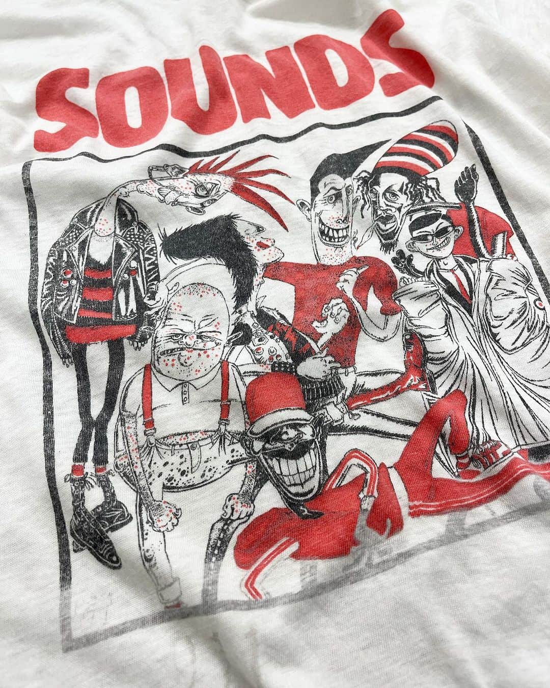 ジャムルのインスタグラム：「1980's～ SOUNDS MAGAZINE ¥20000+tax(22000) .  1970年代から90年代まで発行されていたイギリスの音楽誌、SOUNDS MAGAZINE。 当時は週刊で発行されており、マガジンというよりも新聞に近い仕様でポピュラーな音楽誌でした。  こちらは80年代製のTシャツで、PUNKSやMODS、スキンヘッズなど UK発のSOUNDS MAGAZINEらしい様々なジャンルの人物像がイラストで描かれたユニークな1枚。 . 左下に入る数字はシリアルナンバーと聞いた記憶がありますが定かではありません。 ただ実際に同じプリントでも全て違うナンバーがプリントされているので真実なのかも。。  タグは欠損　袖、裾共にシングルステッチ。 経年によりコットンが抜けて生地が透けるように薄くなっています。 首リブ裏のステッチに多少のホツレ、全体的に使用感はございますが まだまだ着用可能なレベルのコンディションだと思います、この機会に是非！！ .  WEB SHOPに入荷しております。 是非ご覧ください。 jammru.com  #お問い合わせはお電話で承ります #jammru#jammru_tee#vintagetee#vintagetshirt #soundsmagazine  #osaka  #fashion  #streetstyle  #streetfashion  #vtg  #vintage  #used  #usedclothing  #古着 #古着屋 #ファッション #70s #80s #90s」