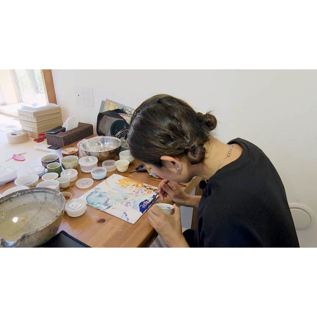 上坂嵩さんのインスタグラム写真 - (上坂嵩Instagram)「七宝焼でディズニー作品を！ . 愛知県あま市の伝統工芸 #七宝焼 。 跡継ぎの若き女性職人 #田村有紀 さんが、 ディズニー映画の世界観を表現しました。 . 田村さんによると、 「七宝焼は、クリスタルガラスの釉薬をのせて色を付けていく。 職人は釉薬を作ることから仕事がはじまる。これが大変」だと話します。  . そんな田村さんに、驚きのオファーが。 ディズニー＆ピクサーの劇場最新作「マイ・エレメント」のポスターを 七宝焼で再現することに。 . 水の泡を表現するために、小さく丸めた銀線を立てて、 金箔や銀箔を仕込んだメインのキャラクターには、 1体につき20～30色の釉薬をのせたといいます。  . 苦労の末に完成した作品は、今月末まで、 名古屋駅のミッドランドスクエアシネマで展示されています。  . アクセサリーから壺、アートまで。 七宝焼の持つ可能性を広く知ってもらい、職人のやりがいを知ってもらう先に、 七宝焼の未来があるのかもしれません。 . . #マイエレメント #ディズニー #ピクサー #SDGs #SDGs2030 #持続可能な開発目標 #働きがいも経済成長も  #住み続けられるまちづくりを  #メーテレ #アップ #アナウンサー #フィールドキャスター #ニュースワード #SDGsビジネスマスター #社会調査士  #スピーチコンサルタント #スピーチトレーナー #上坂嵩」8月26日 17時43分 - takashi_uesaka_nbn