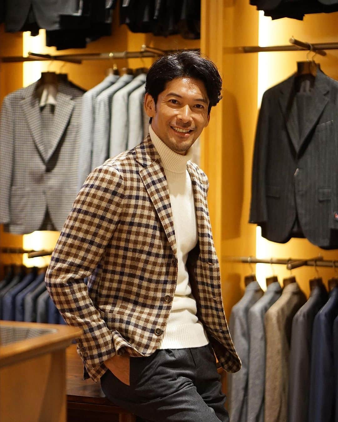 久保田裕之のインスタグラム：「秋の装い🍂 こんなジャケットが気分だね😄 早く涼しくなってほしい…  タートルネックとジャケットのバランス最高です😄 @beams_official  #ジャケット#タートルネック#ジャケット #スーツ男子#おじさん達のTikTok #model #モデル #久保田裕之」